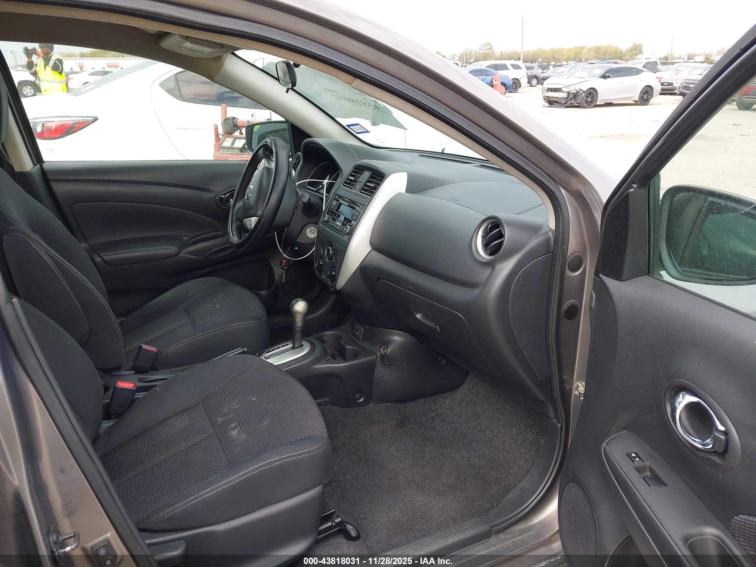 NISSAN VERSA image 5