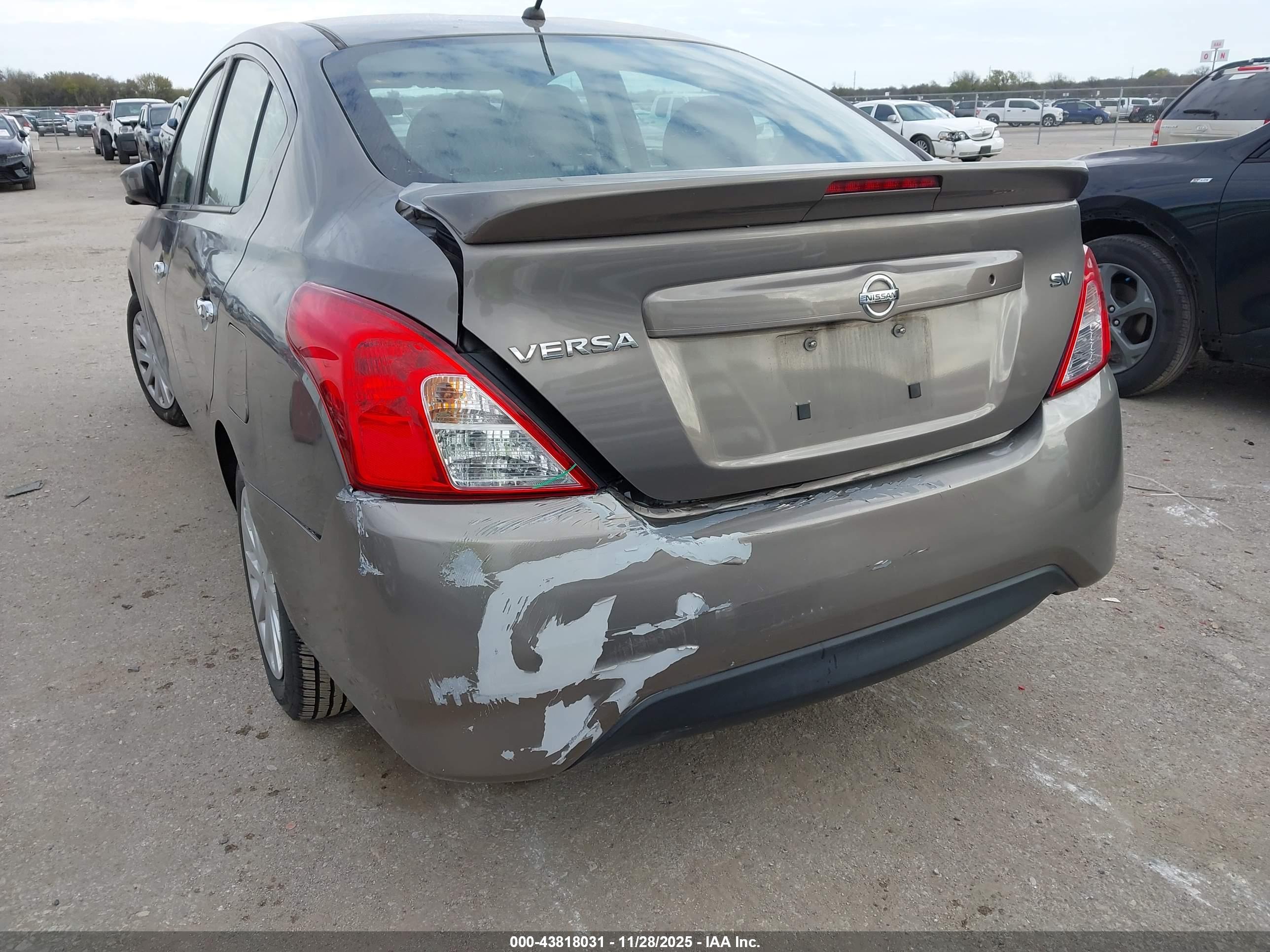 NISSAN VERSA image 6
