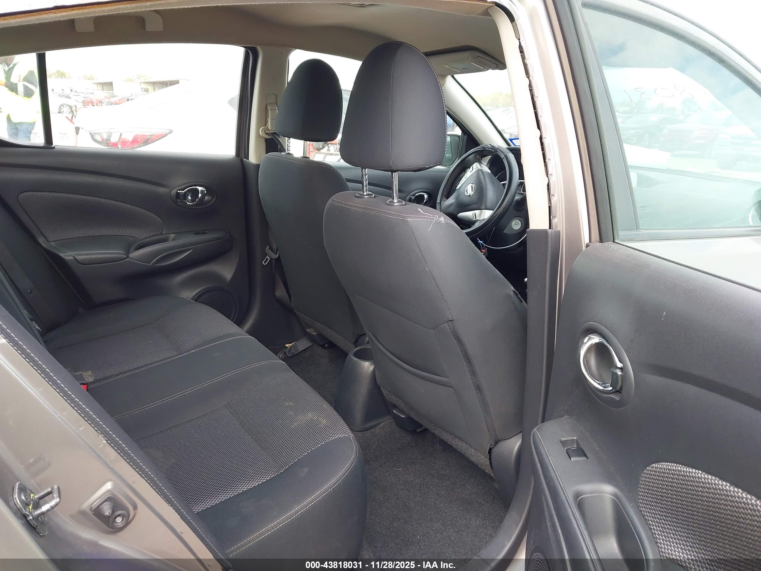 NISSAN VERSA image 8