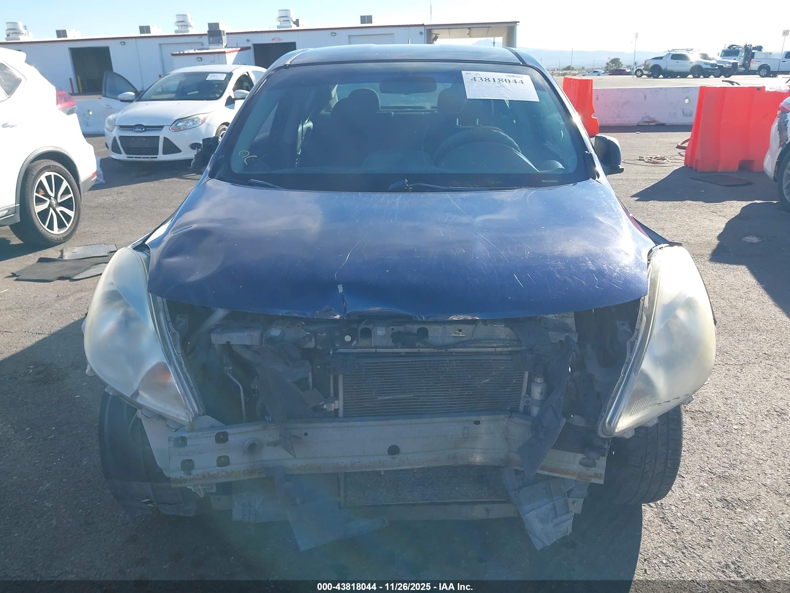 NISSAN VERSA image 6
