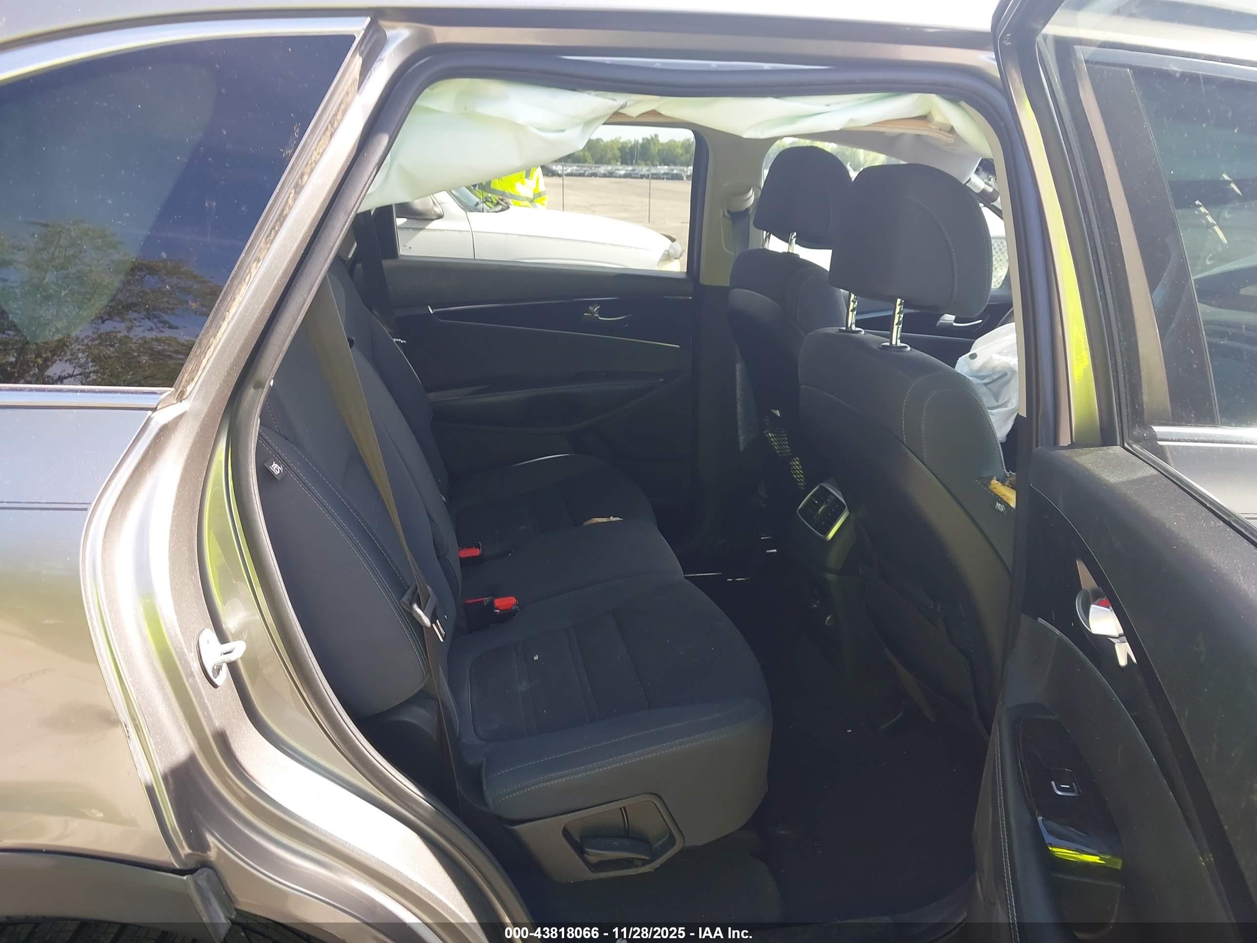 KIA SORENTO image 8