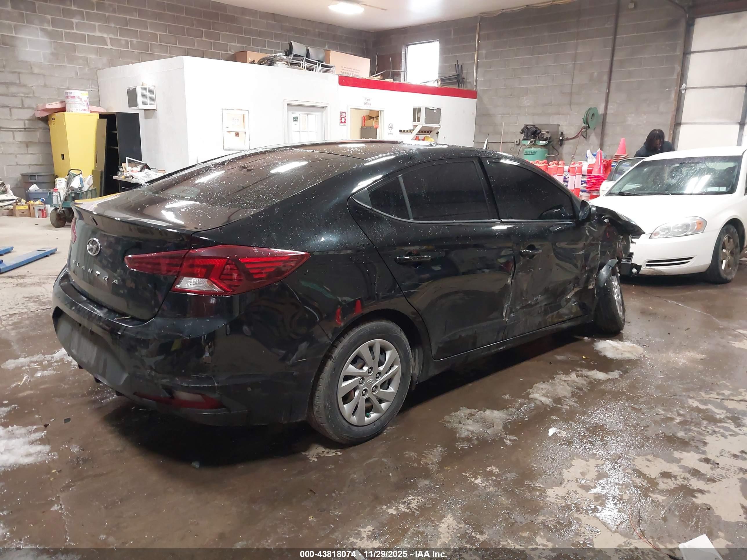HYUNDAI ELANTRA image 4