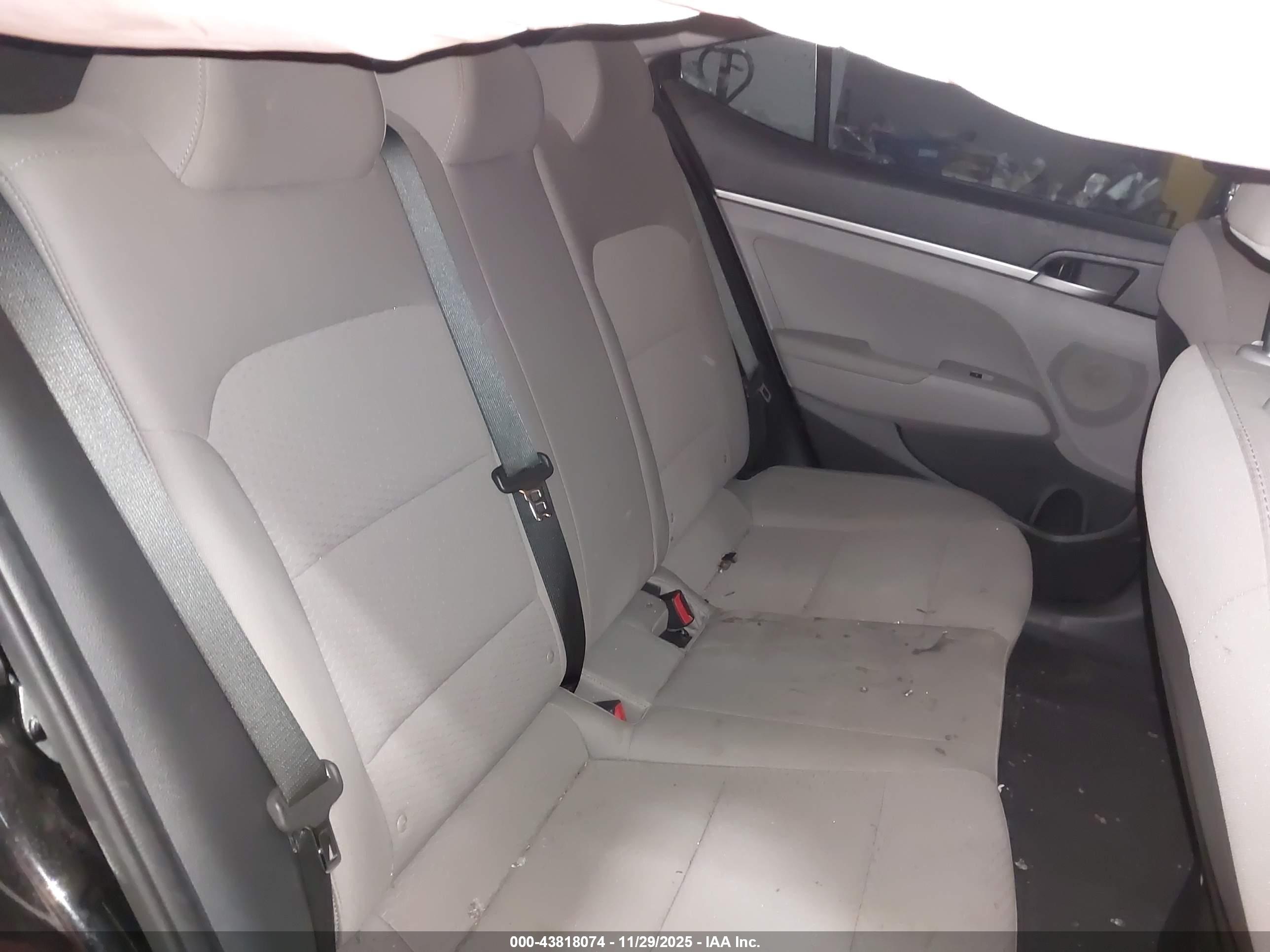 HYUNDAI ELANTRA image 8