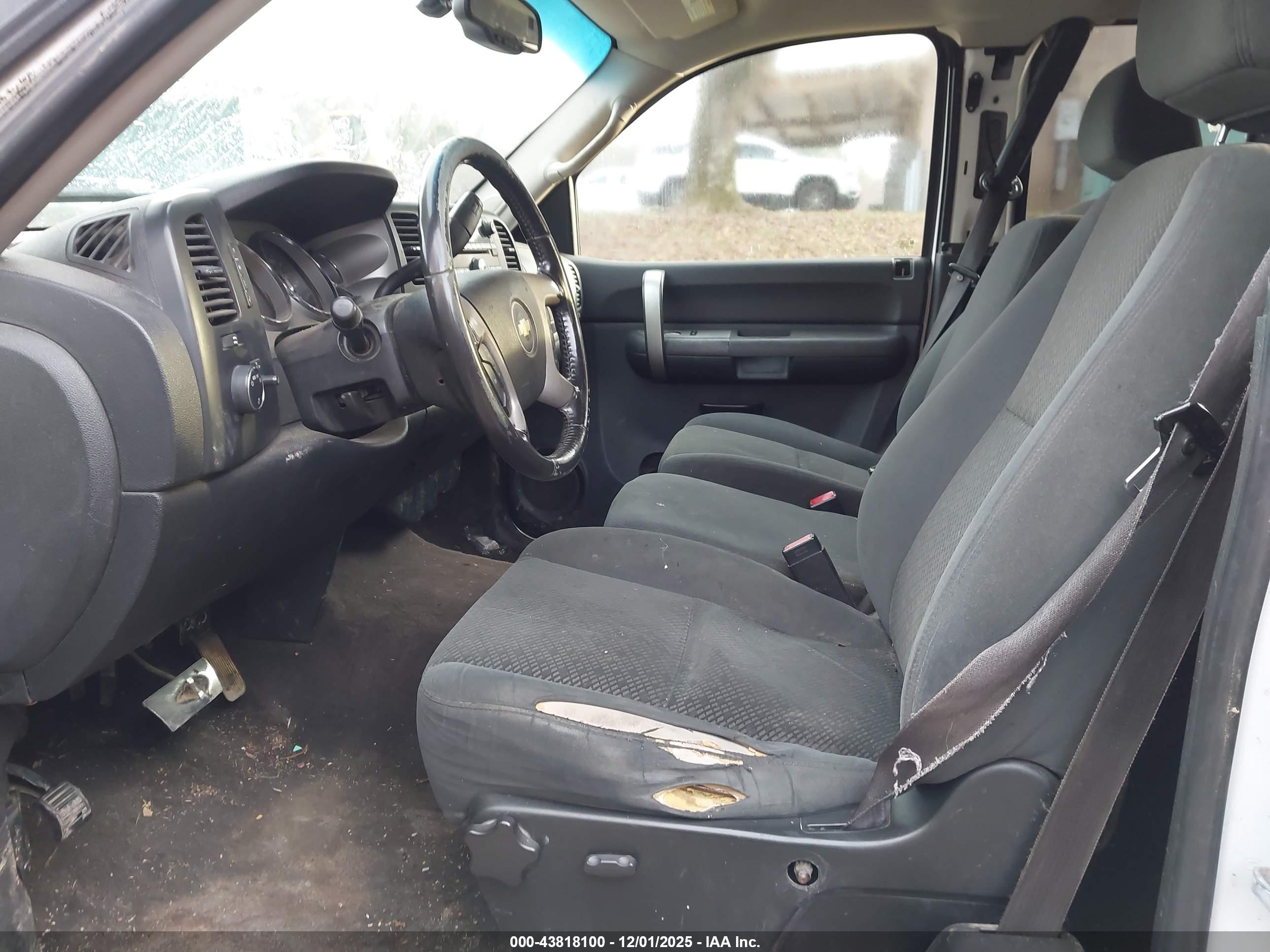 CHEVROLET SILVERADO image 5