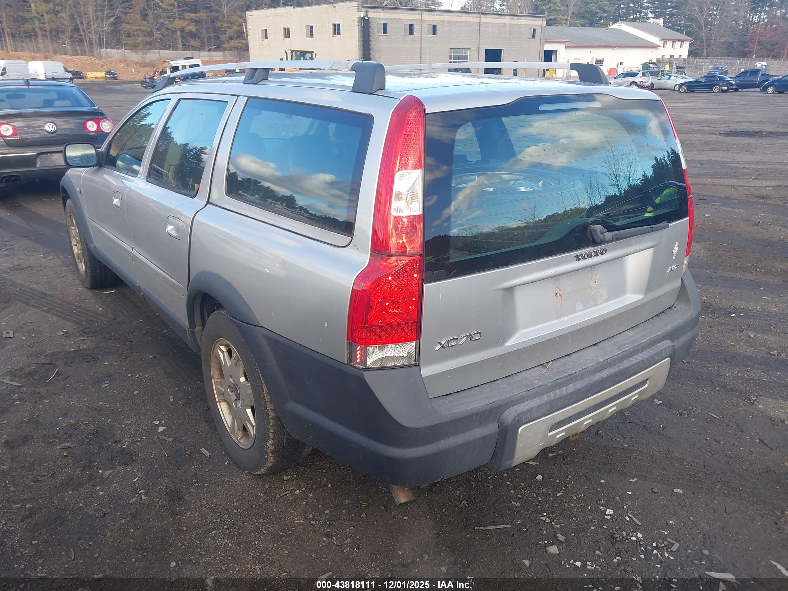 VOLVO XC70 image 3
