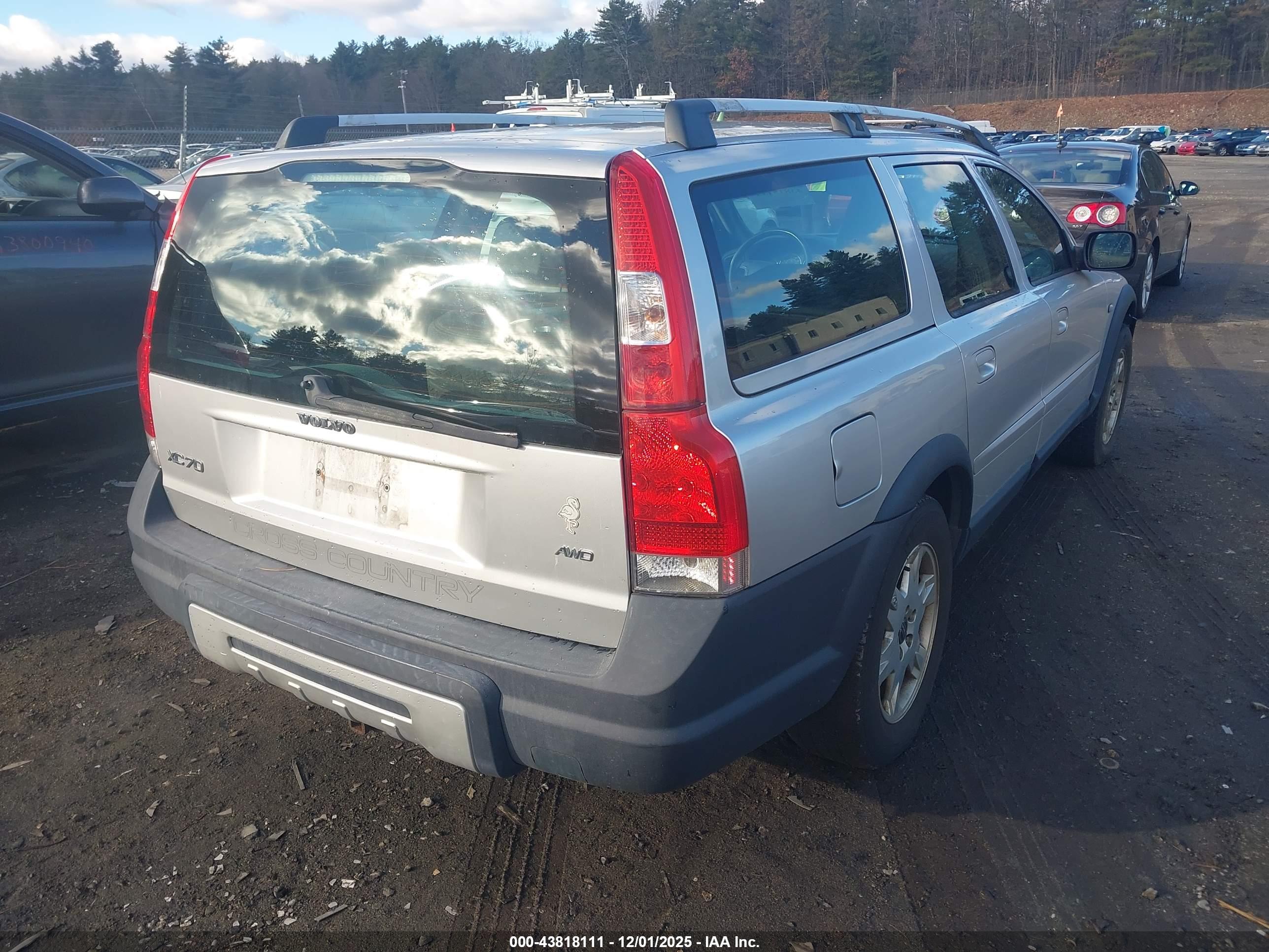 VOLVO XC70 image 4