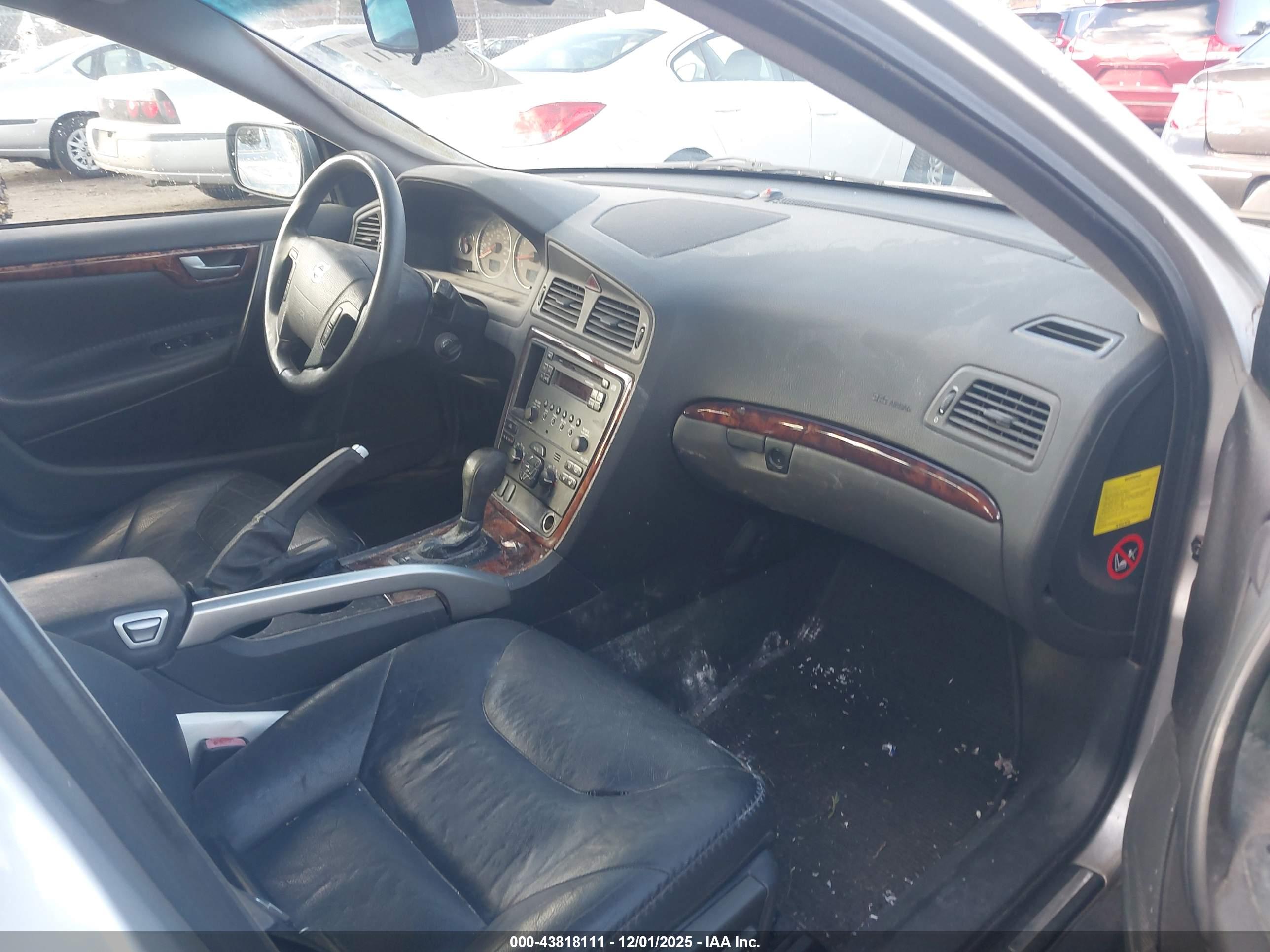 VOLVO XC70 image 5
