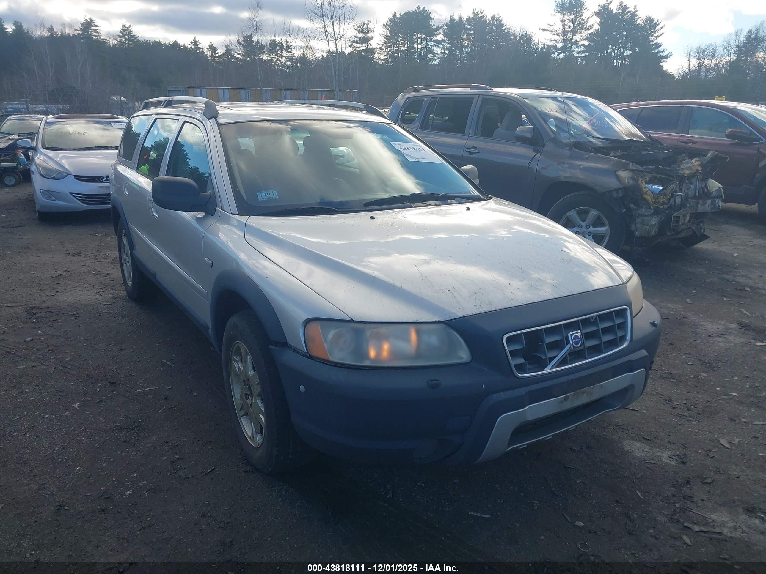VOLVO XC70 image 6