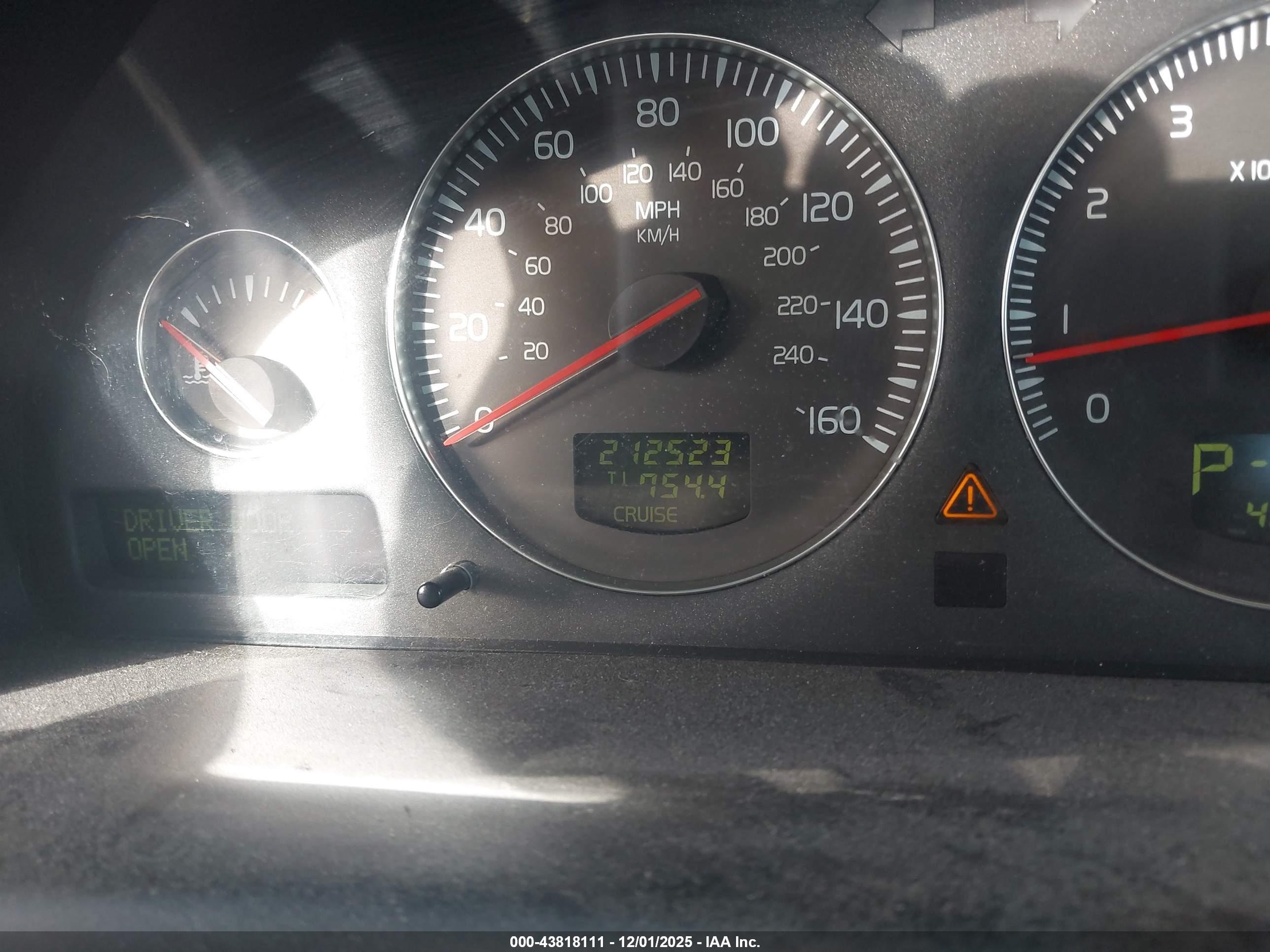 VOLVO XC70 image 7