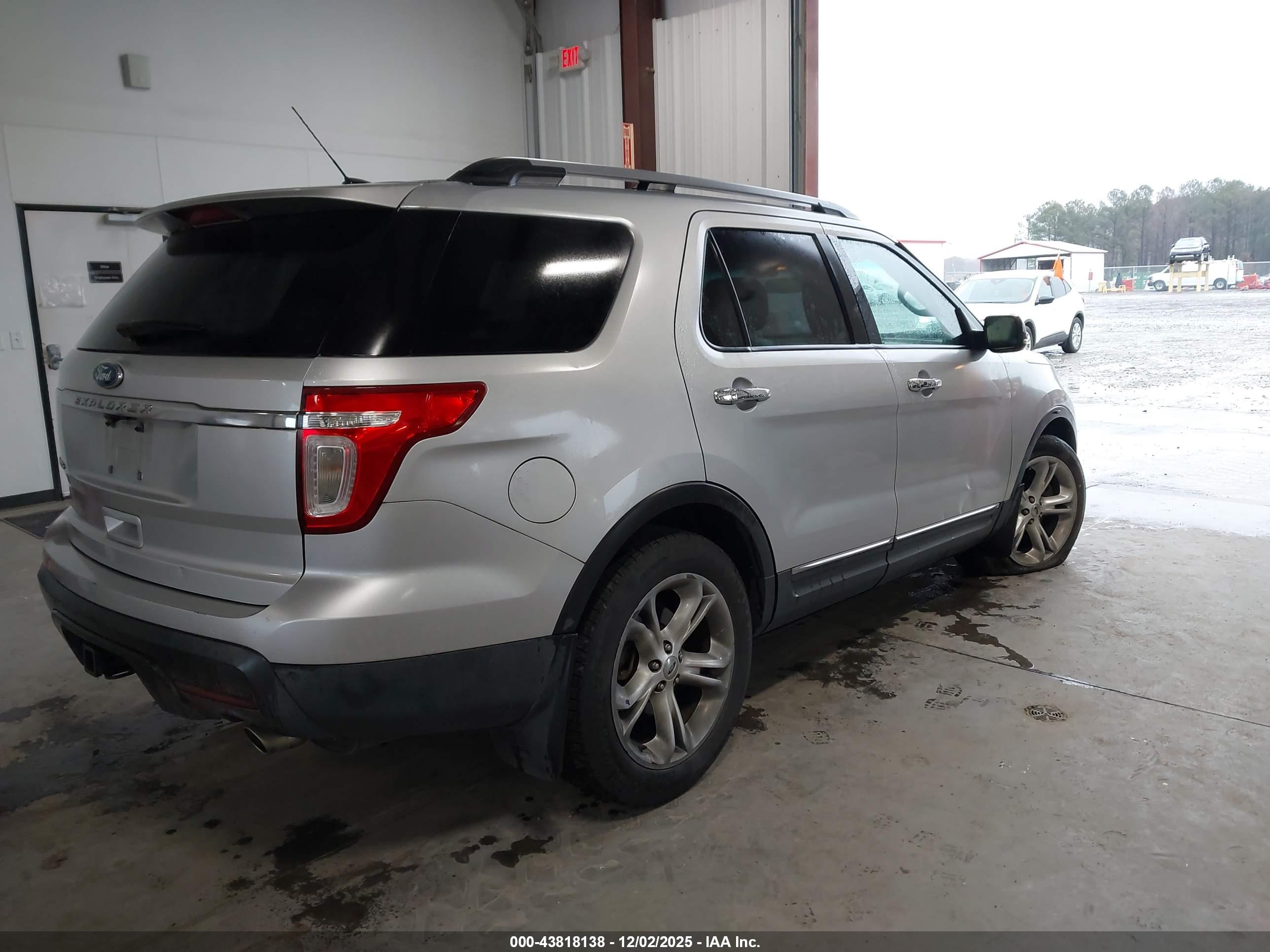 FORD EXPLORER image 4