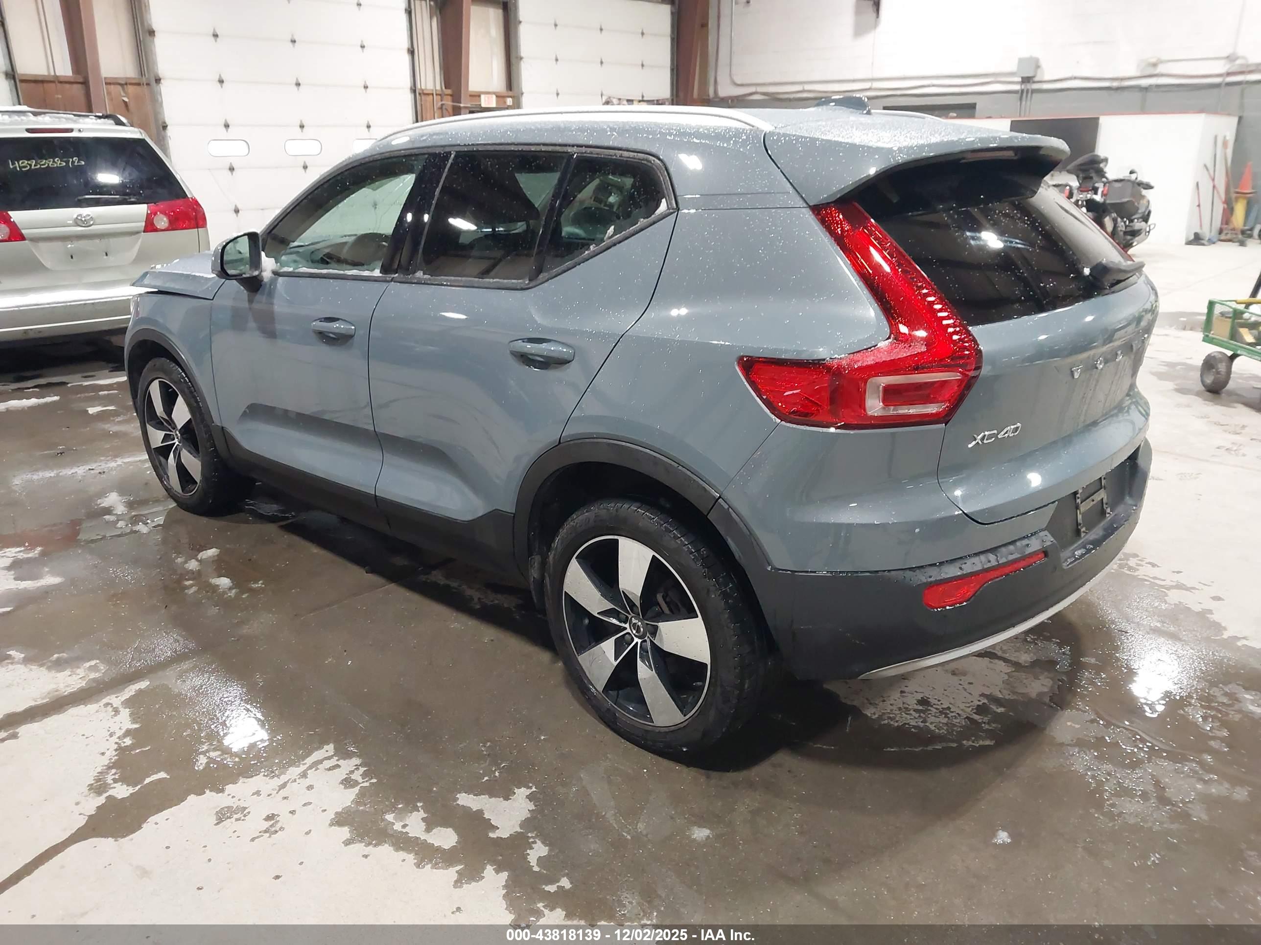 VOLVO XC40 image 3