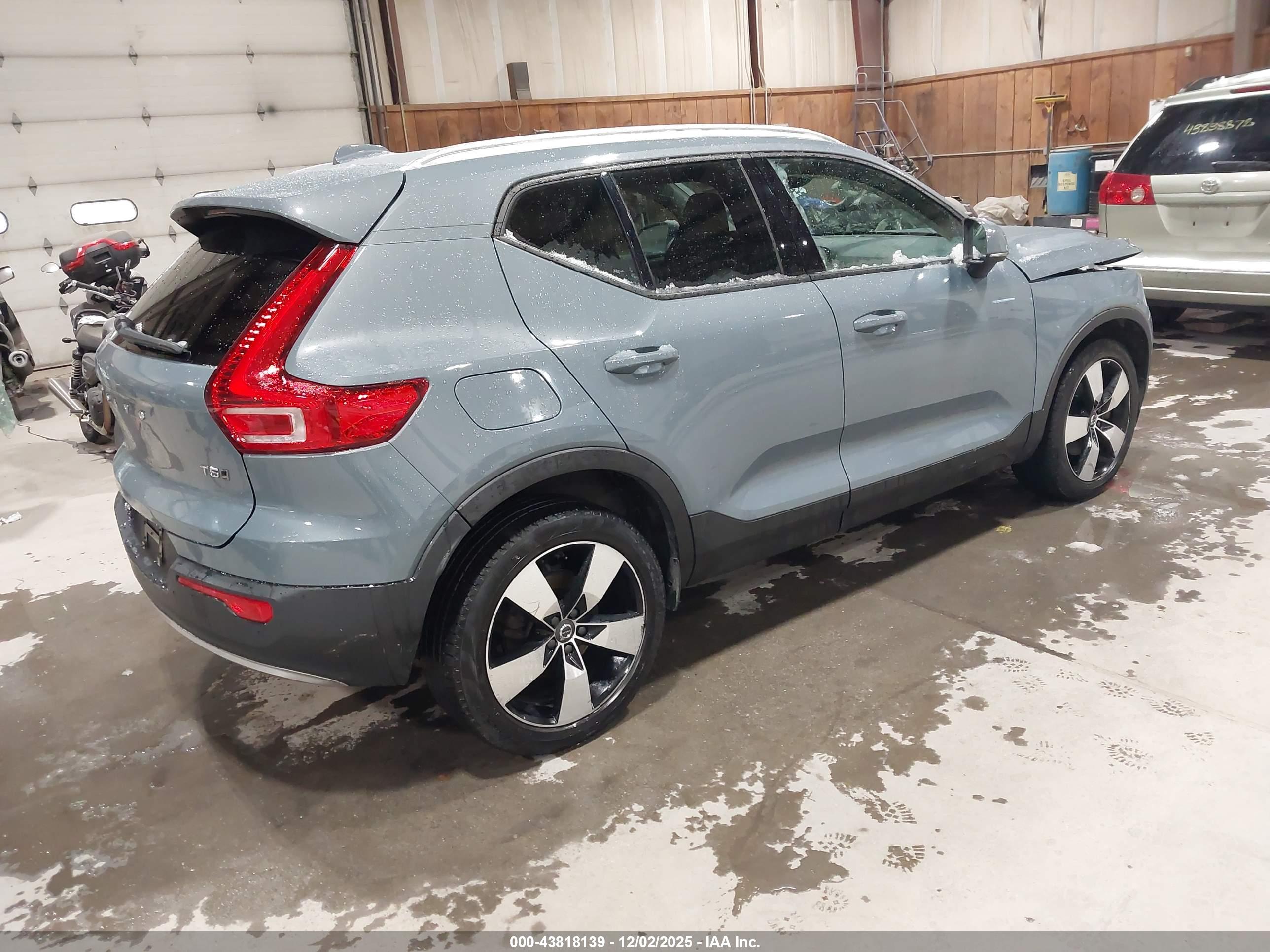 VOLVO XC40 image 4