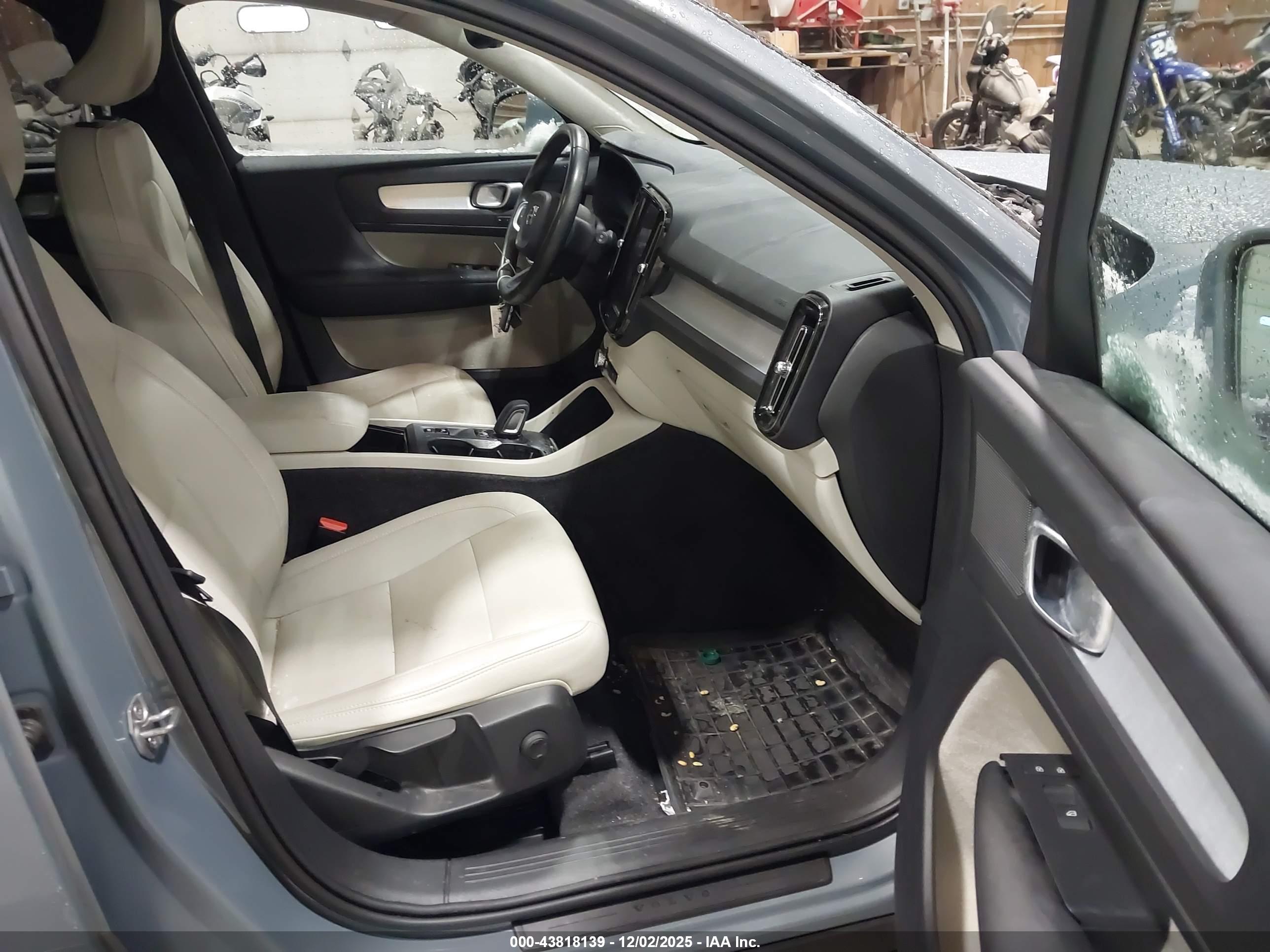 VOLVO XC40 image 5