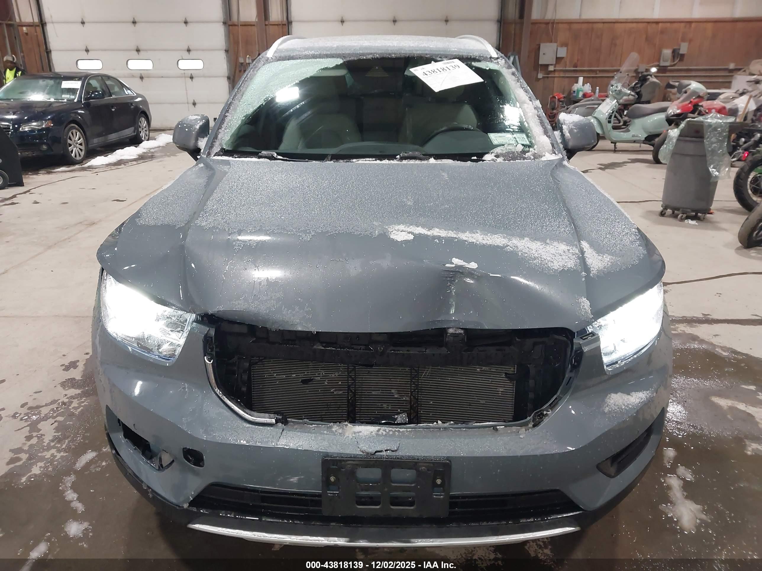 VOLVO XC40 image 6