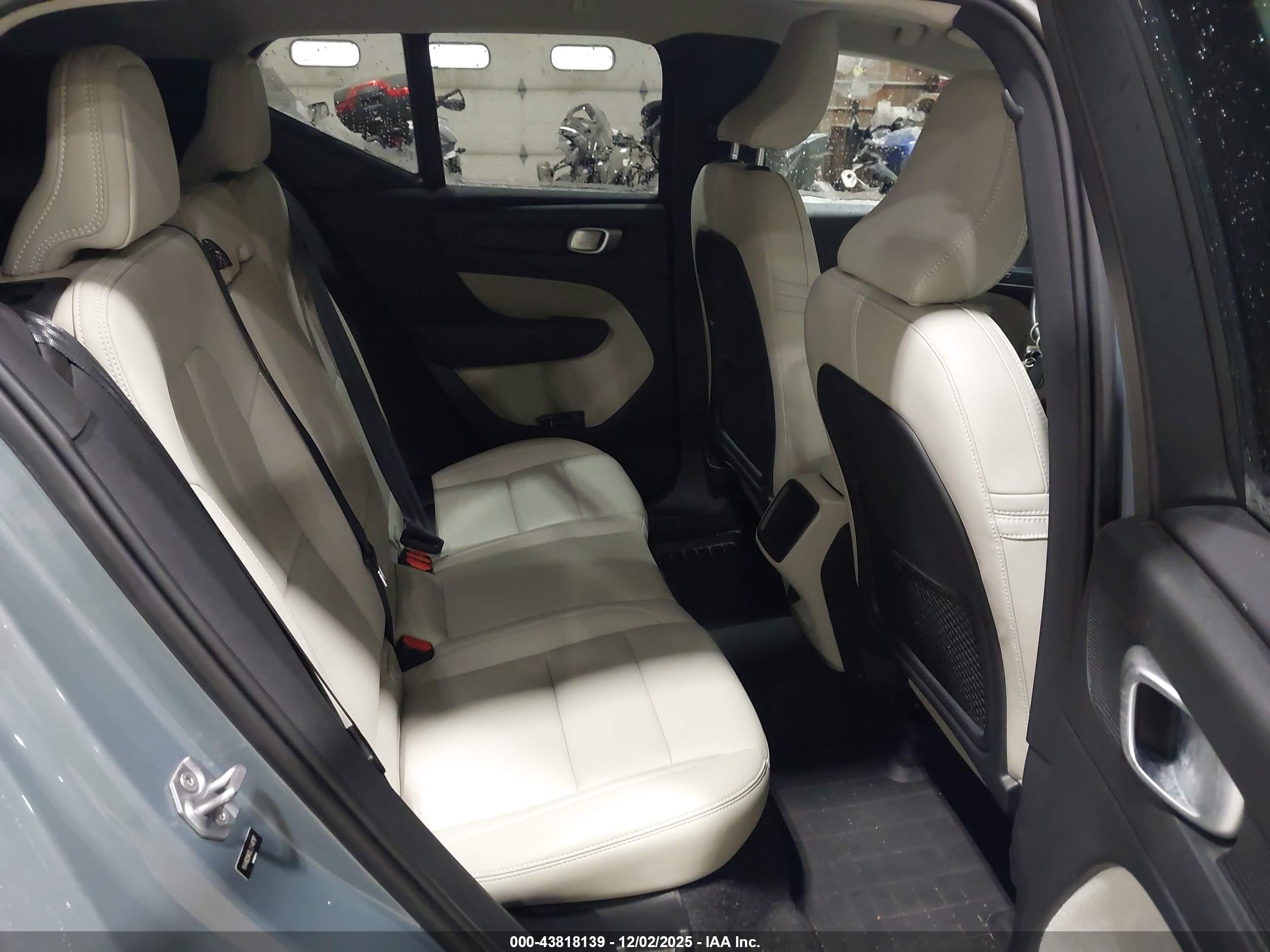 VOLVO XC40 image 8