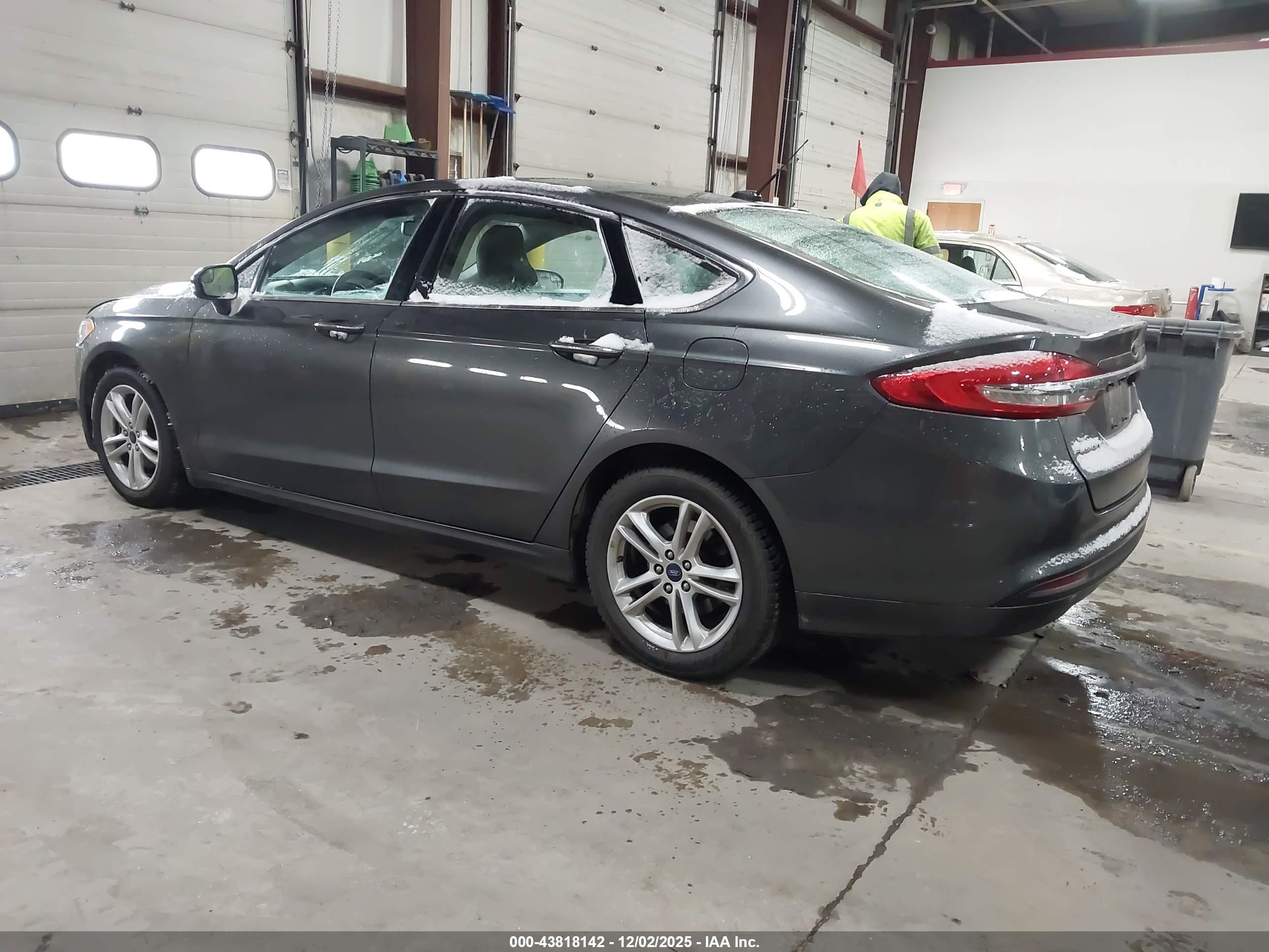 FORD FUSION image 3