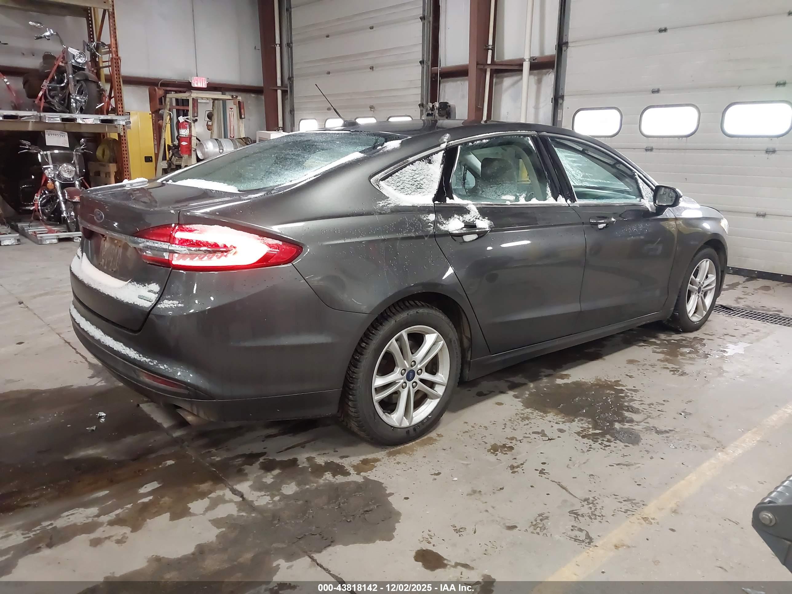 FORD FUSION image 4