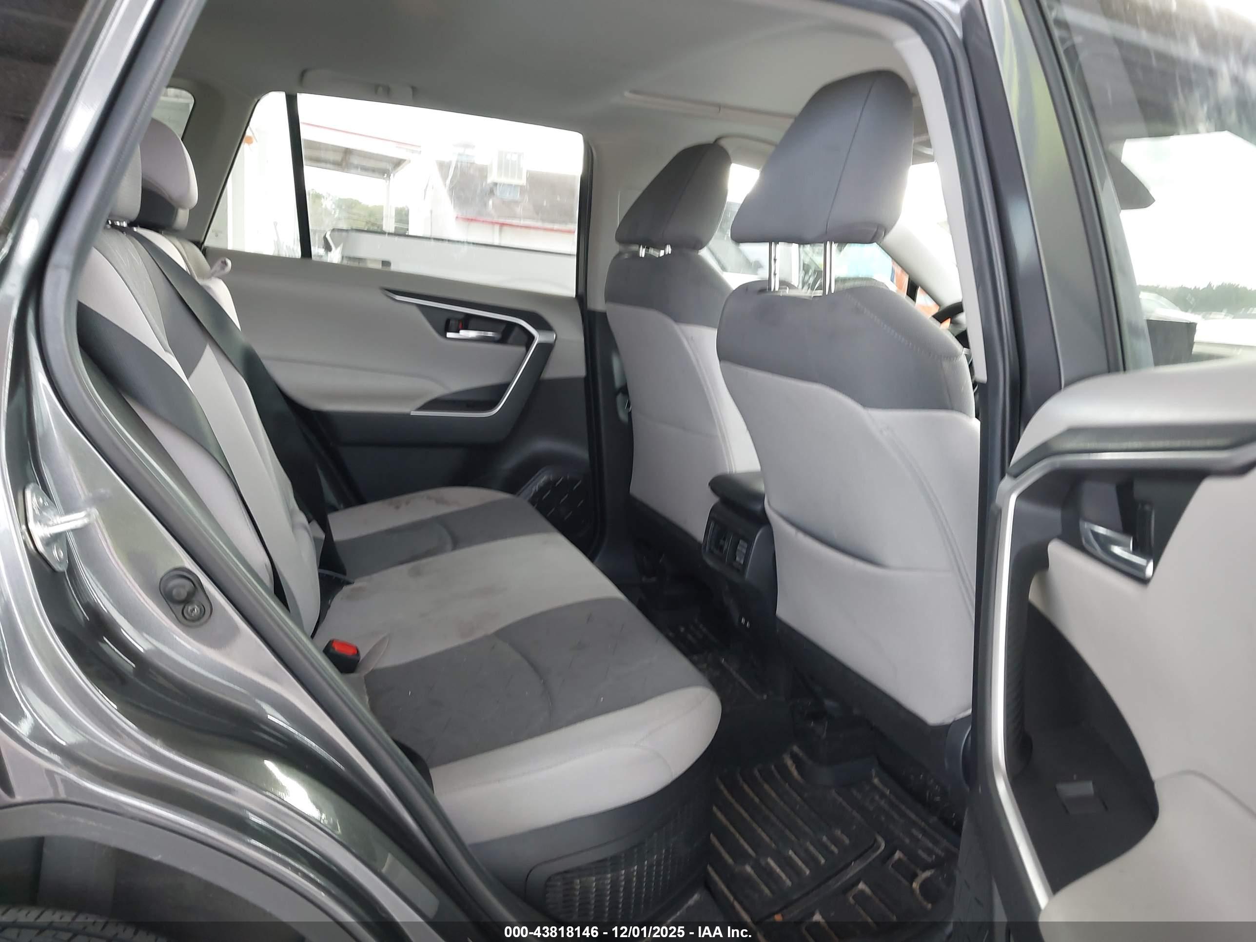 TOYOTA RAV4 image 8