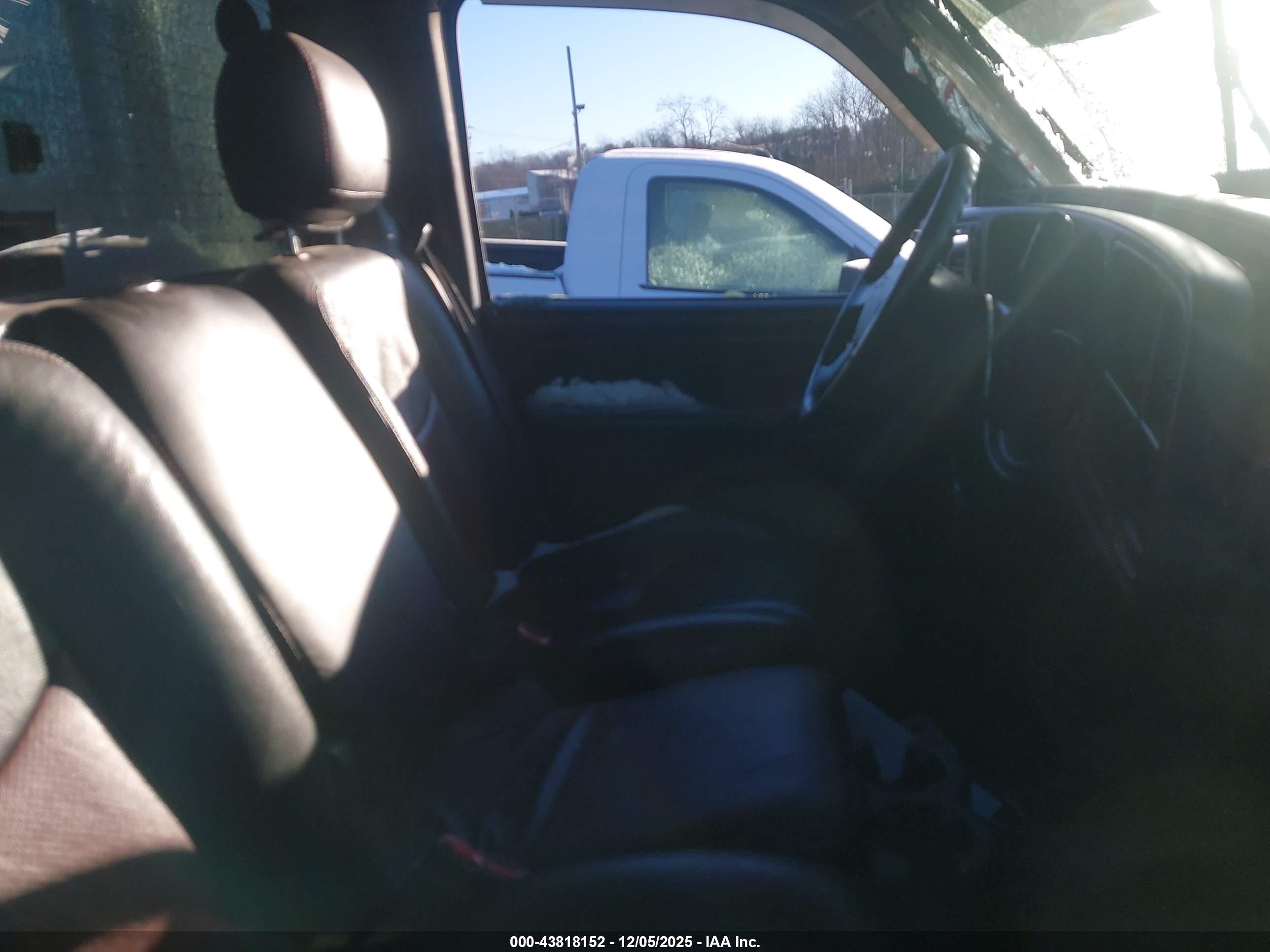 CHEVROLET SILVERADO image 5