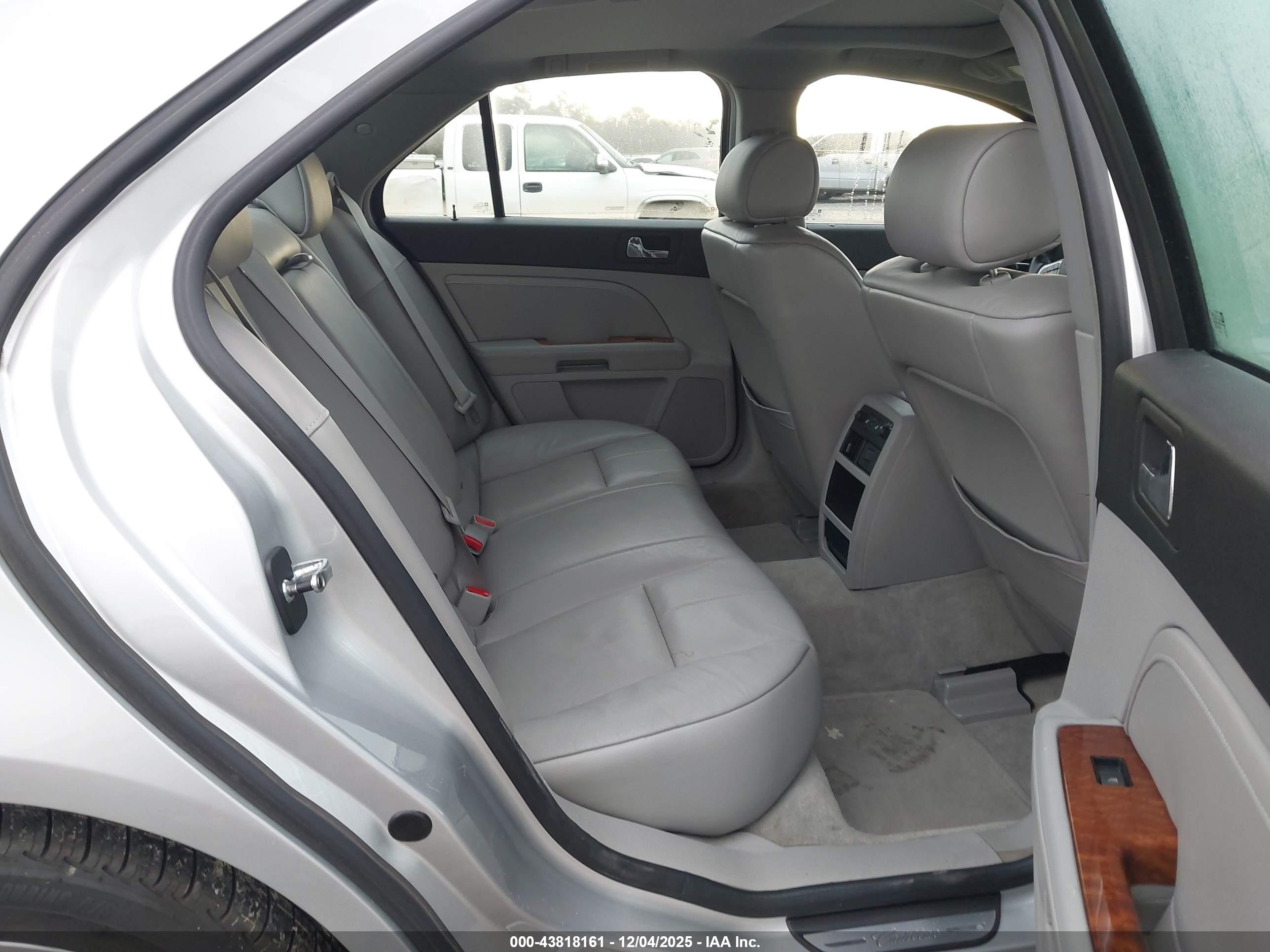 CADILLAC STS image 8