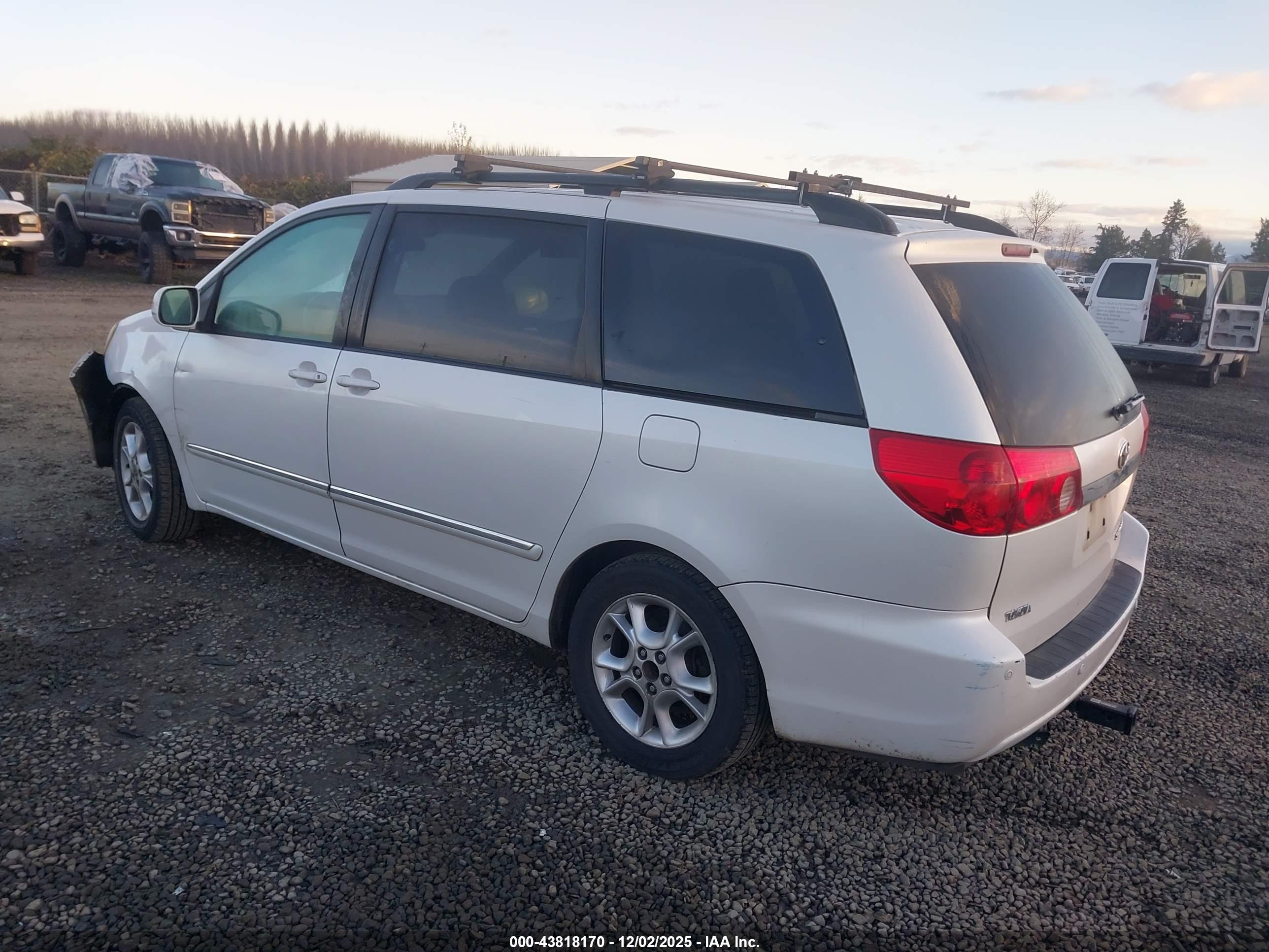TOYOTA SIENNA image 3