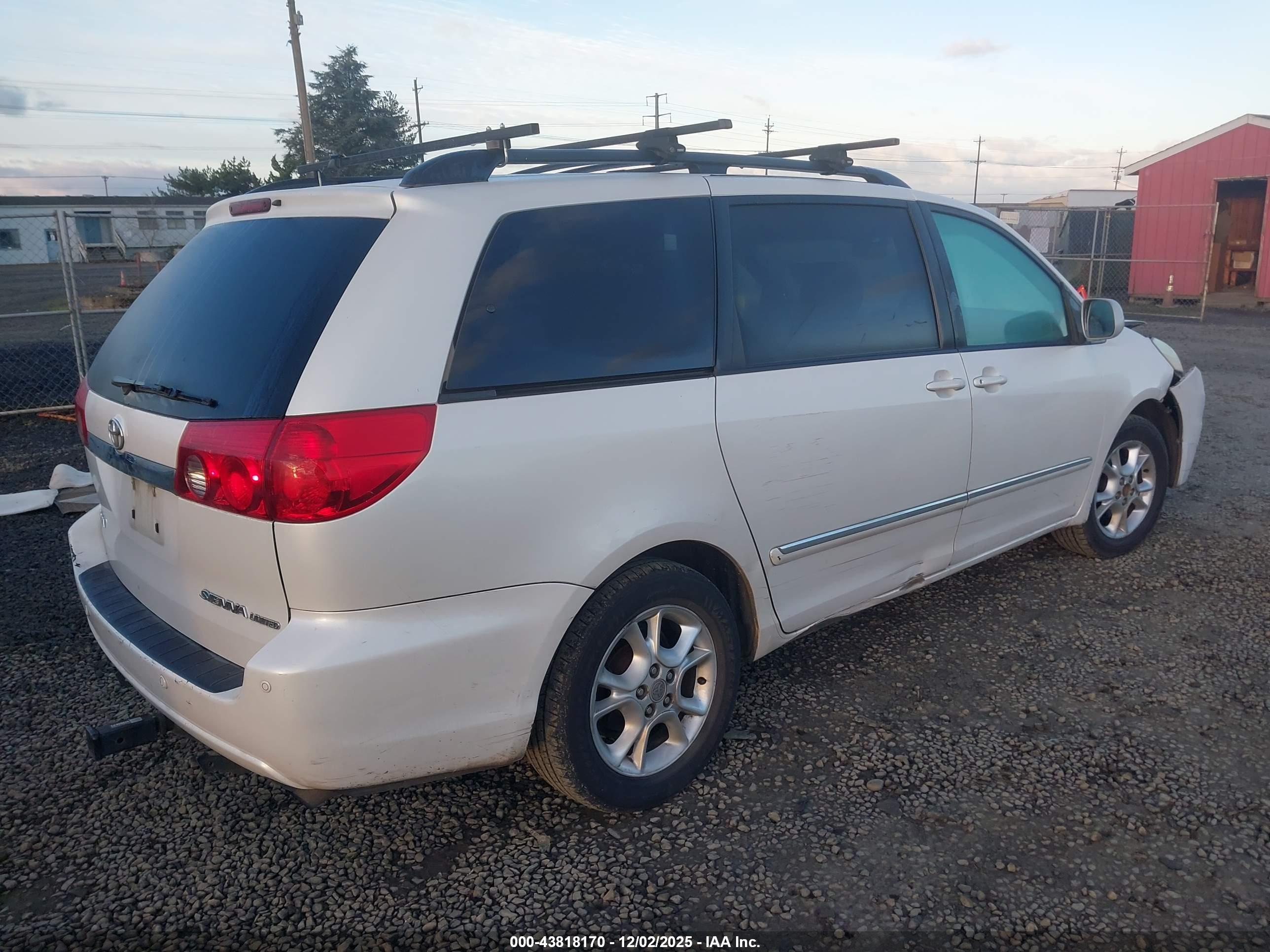 TOYOTA SIENNA image 4