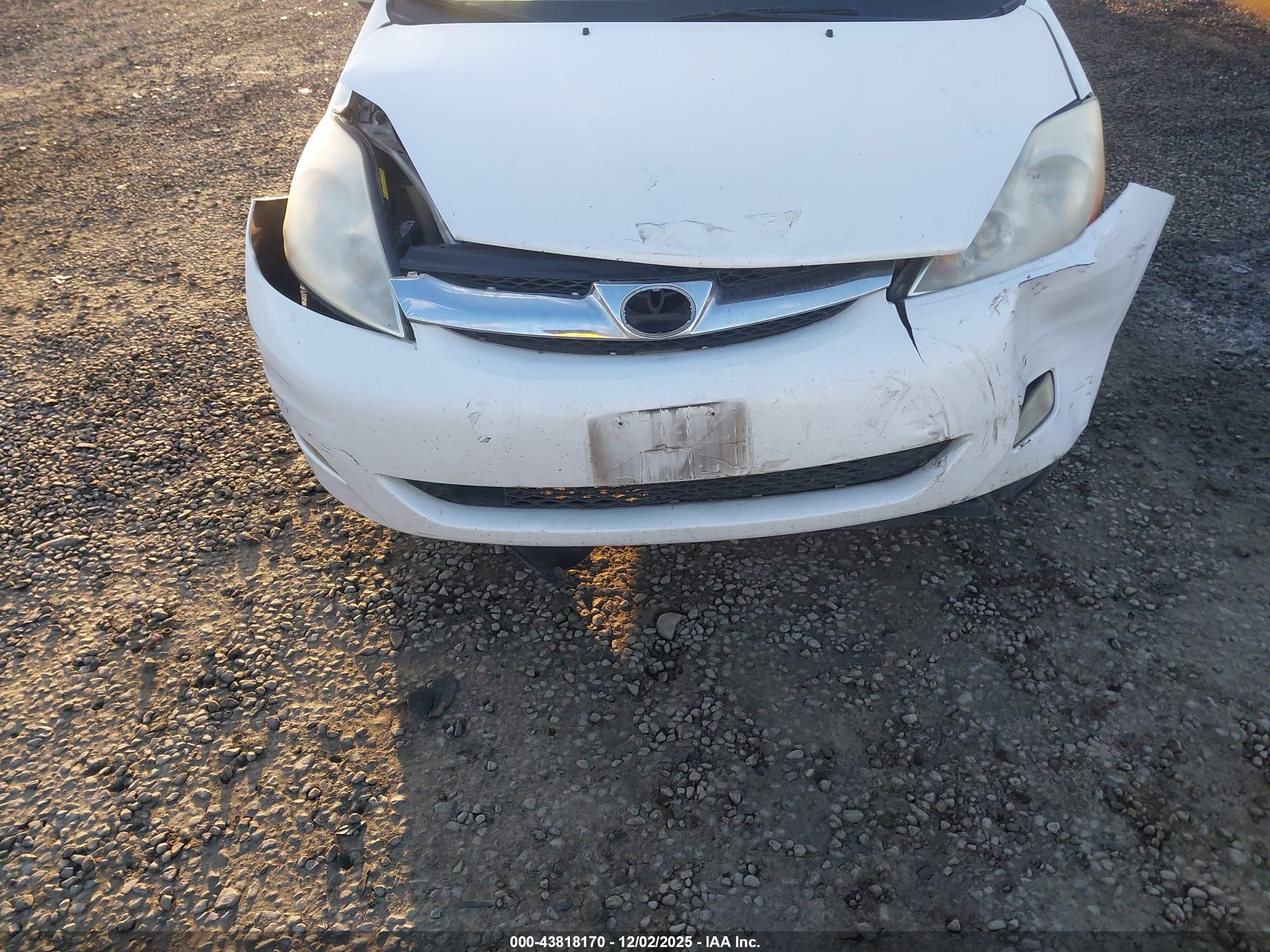 TOYOTA SIENNA image 6