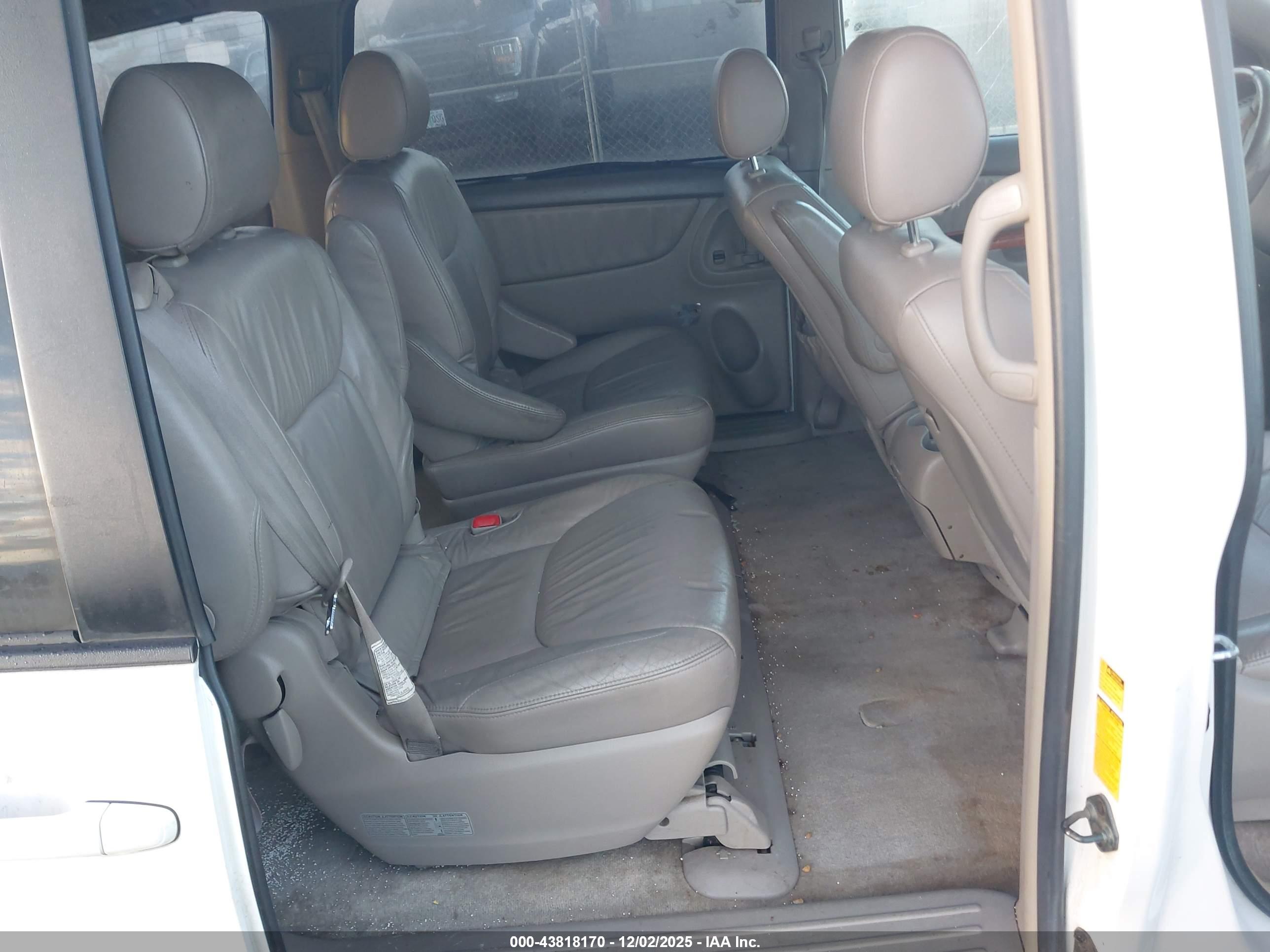 TOYOTA SIENNA image 8