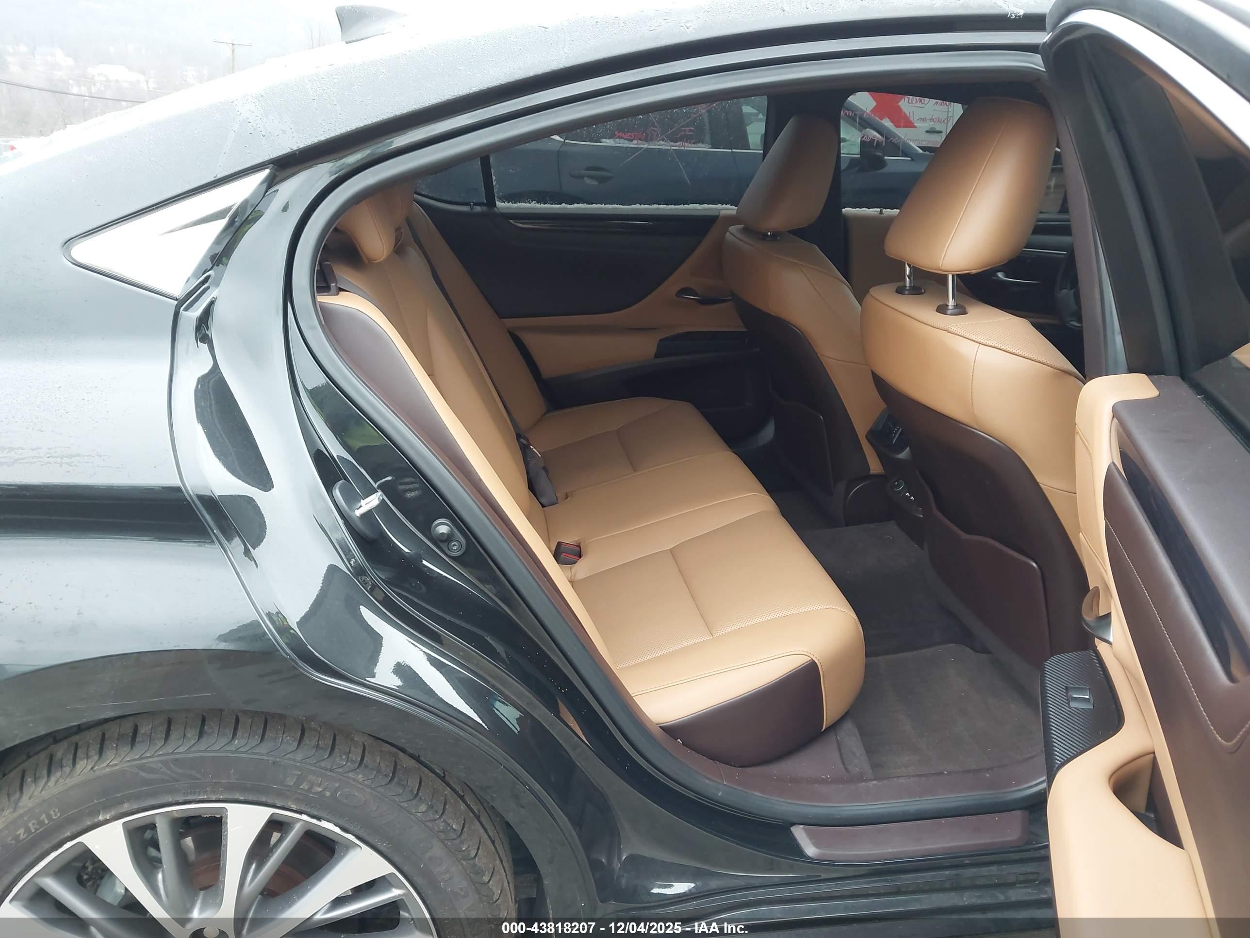 LEXUS ES image 8