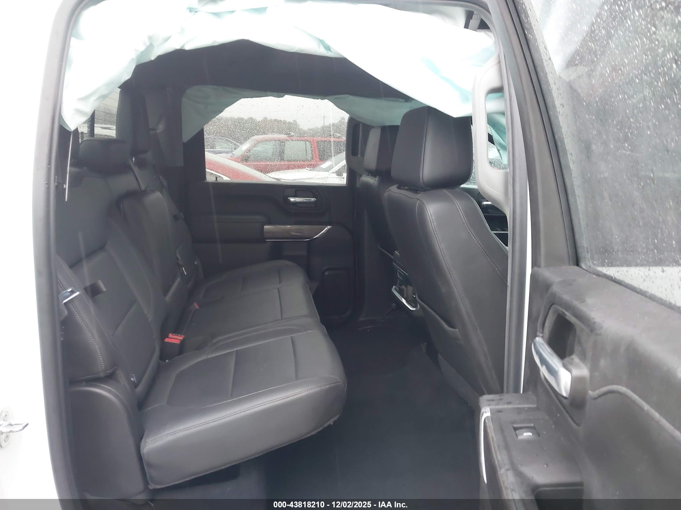 CHEVROLET SILVERADO image 8