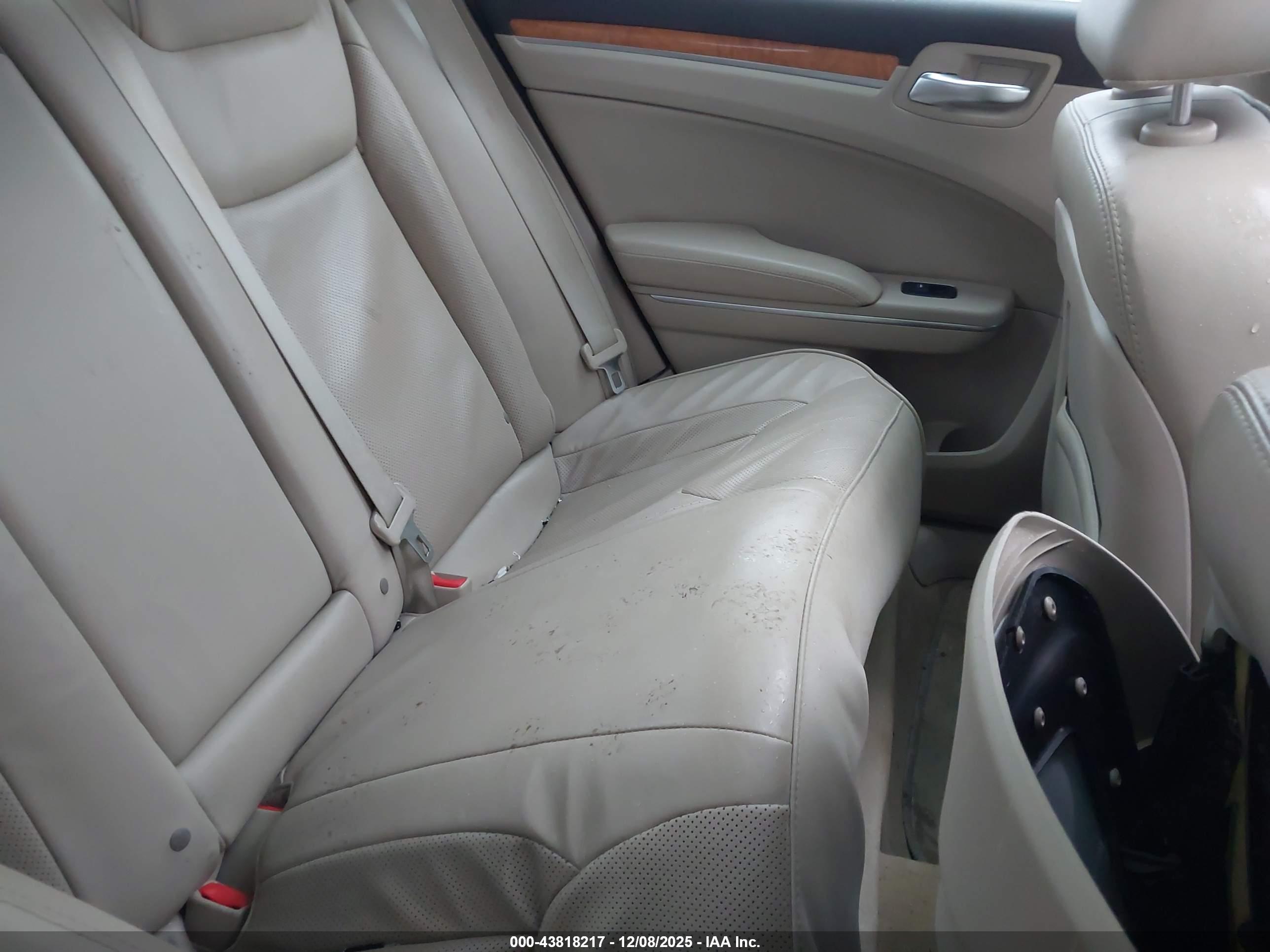 CHRYSLER 300C image 8