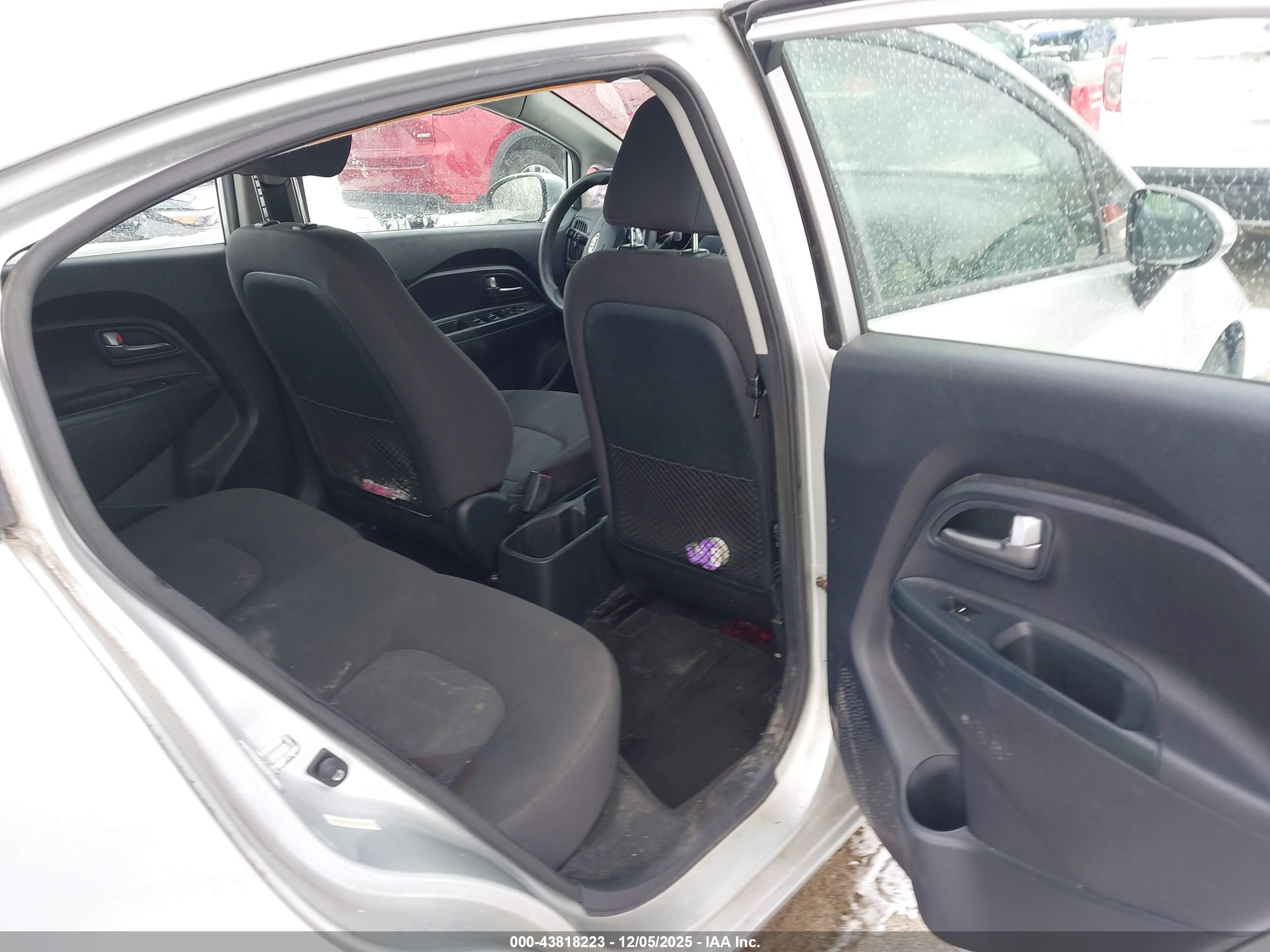 KIA RIO image 8