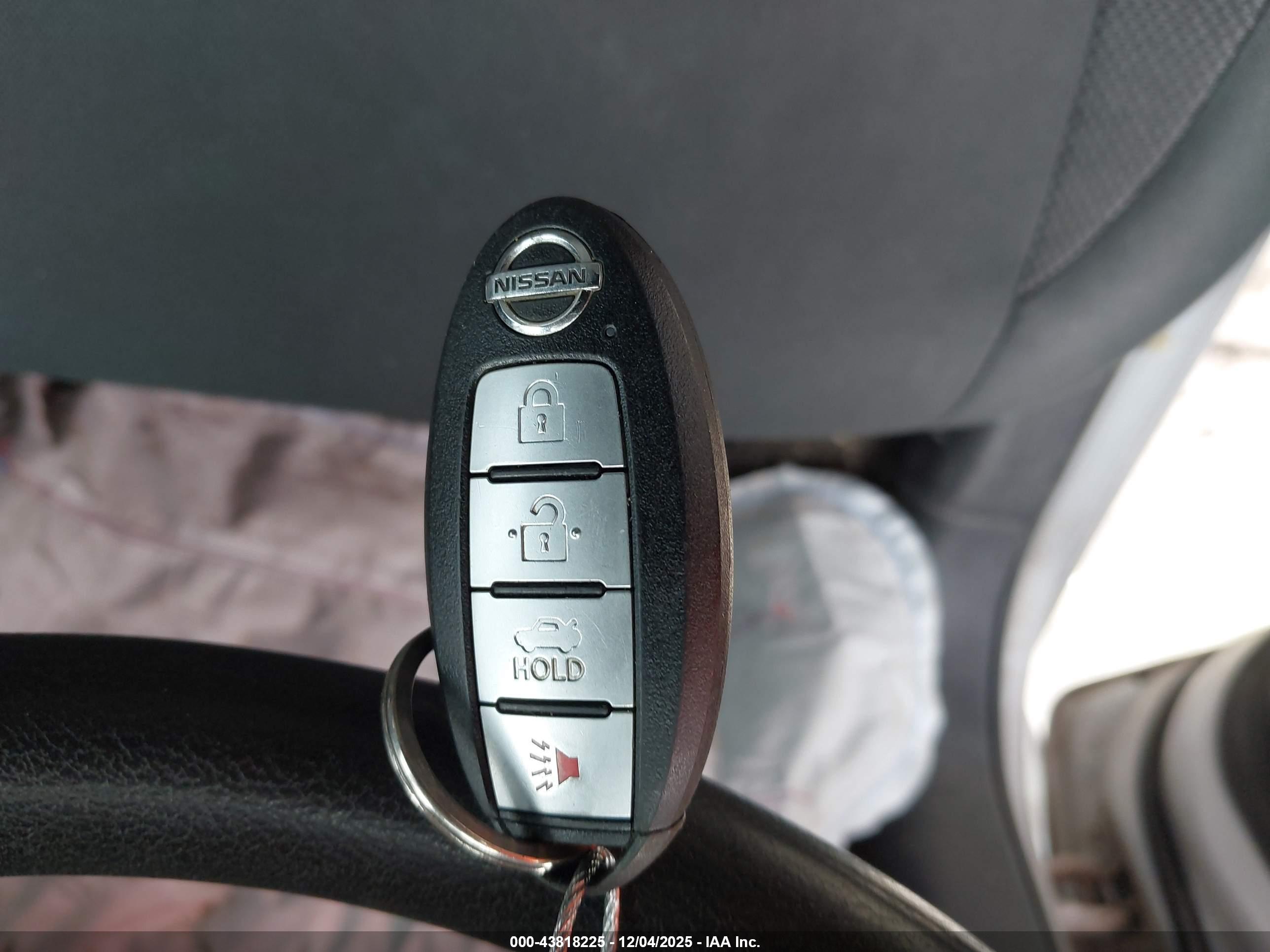 NISSAN VERSA image 11