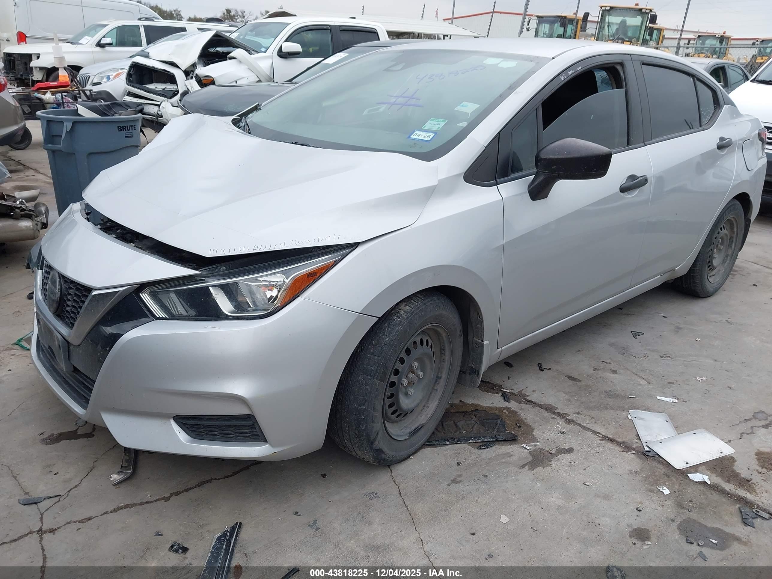 NISSAN VERSA image 2