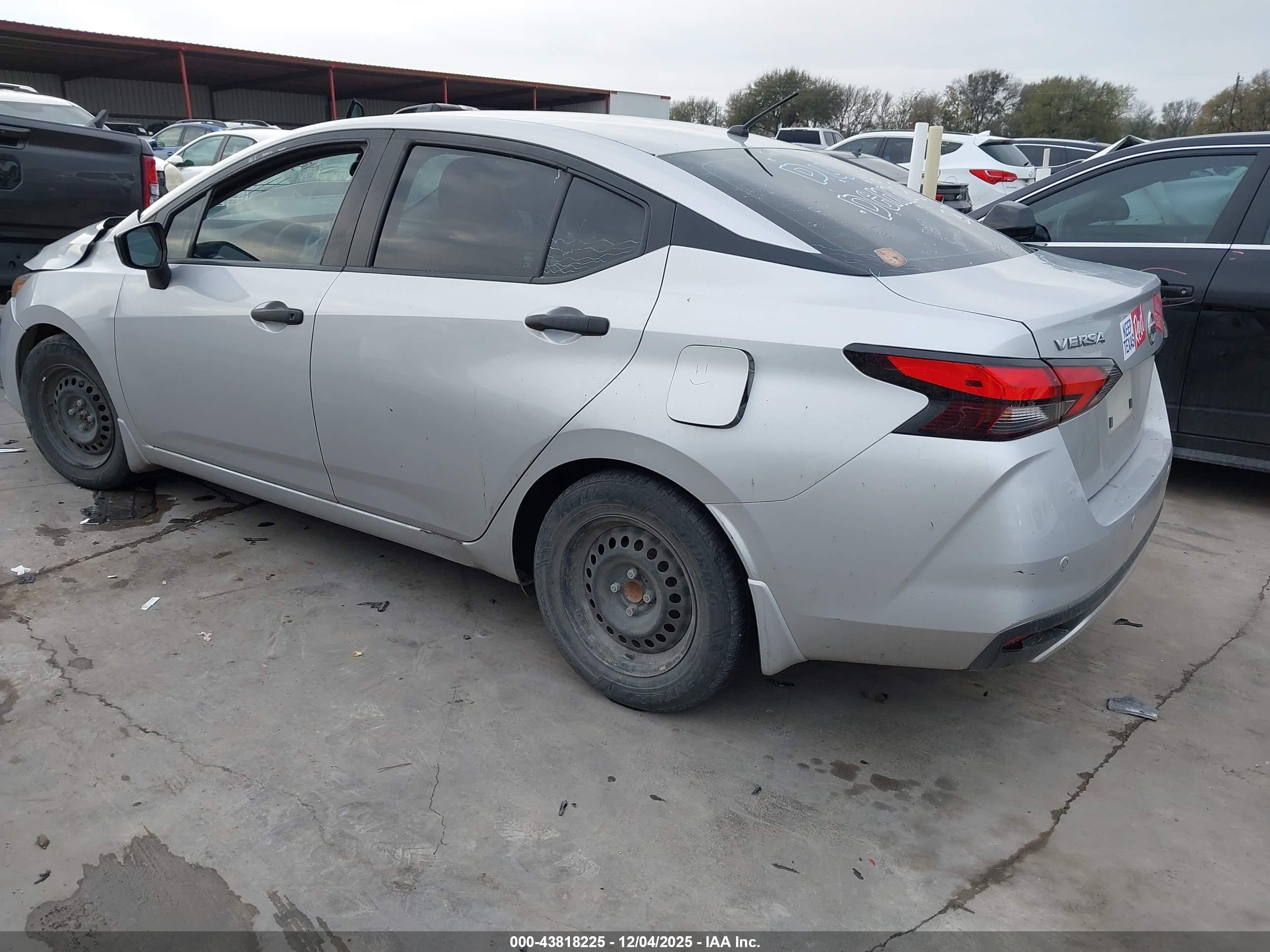 NISSAN VERSA image 3