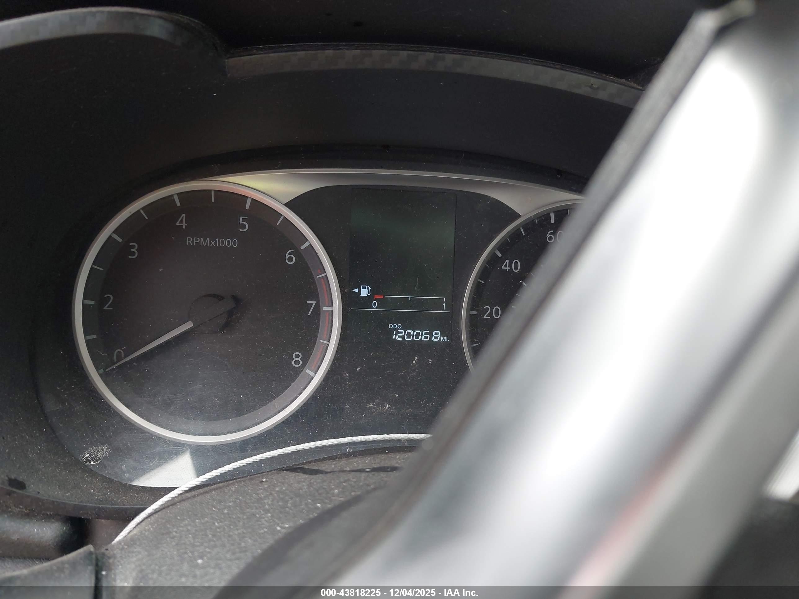 NISSAN VERSA image 7