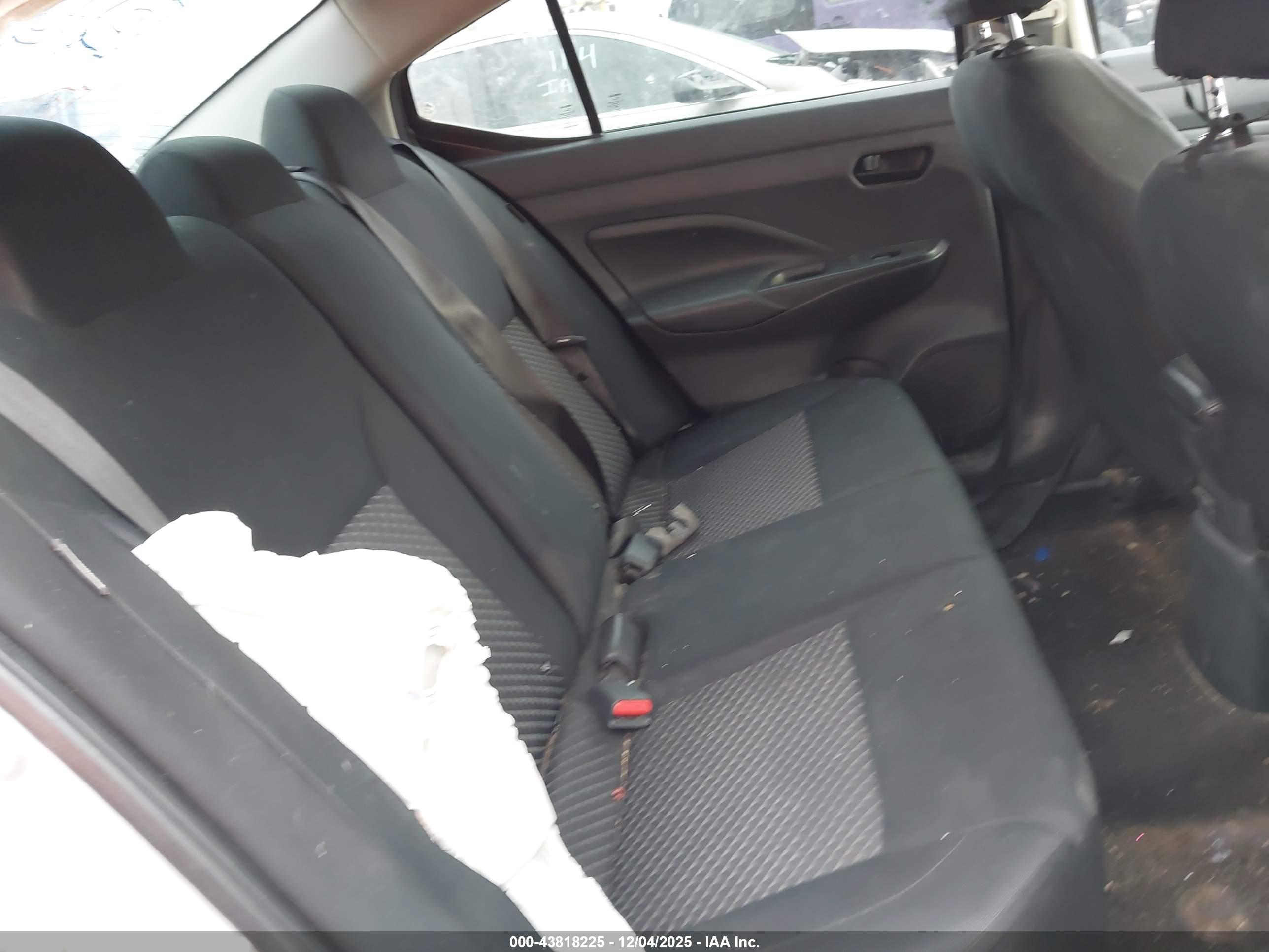 NISSAN VERSA image 8