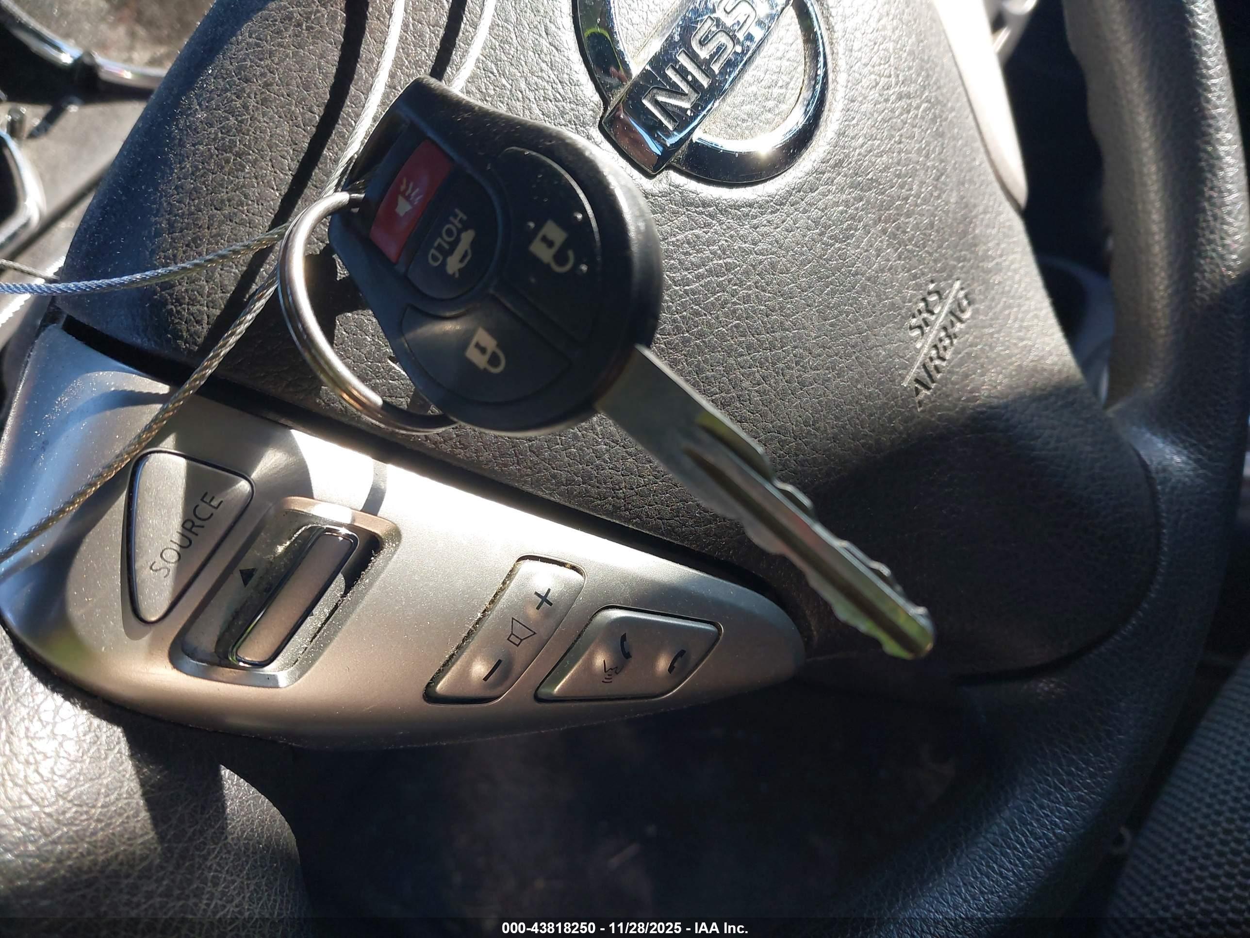 NISSAN VERSA image 11
