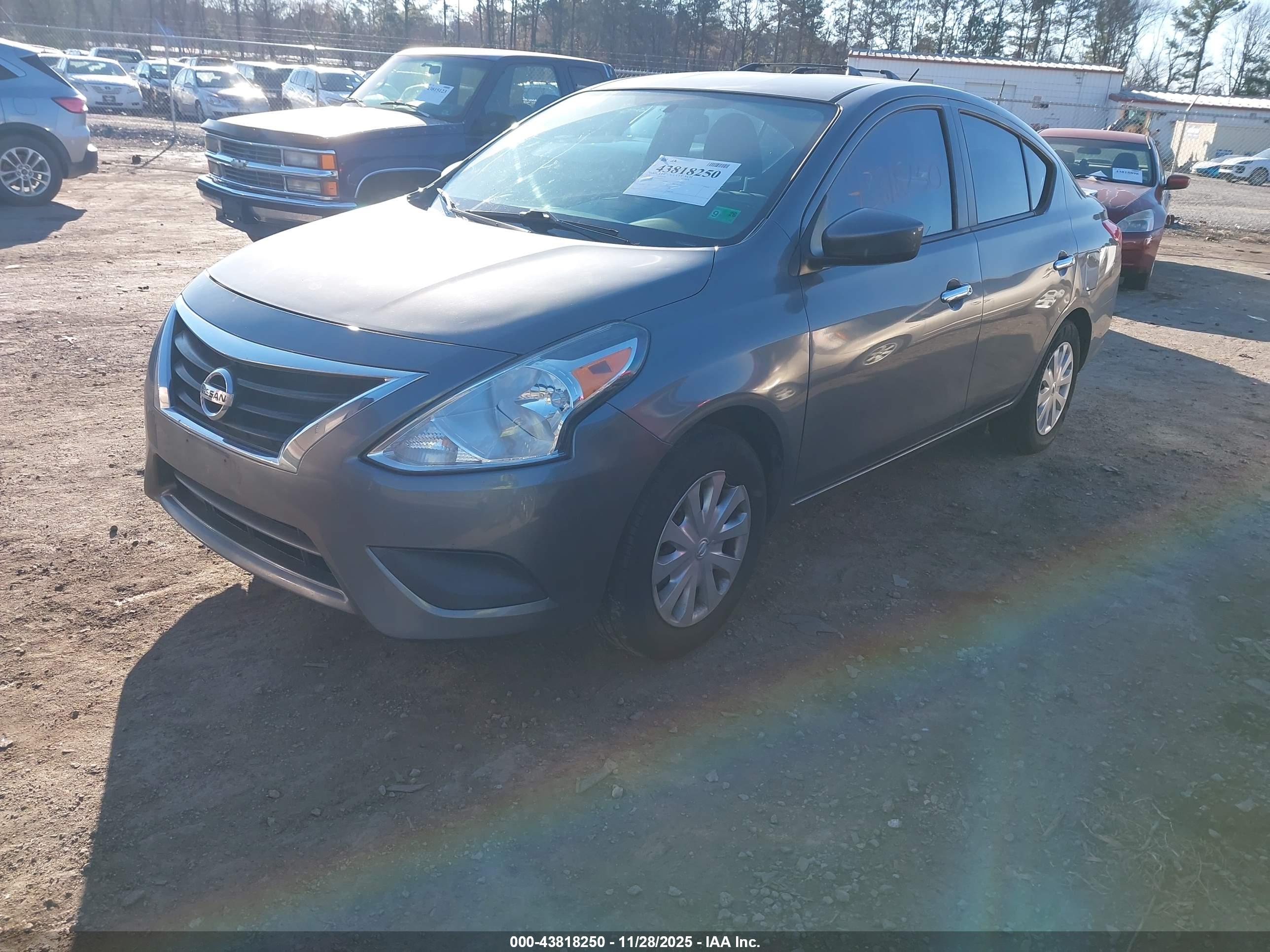 NISSAN VERSA image 2