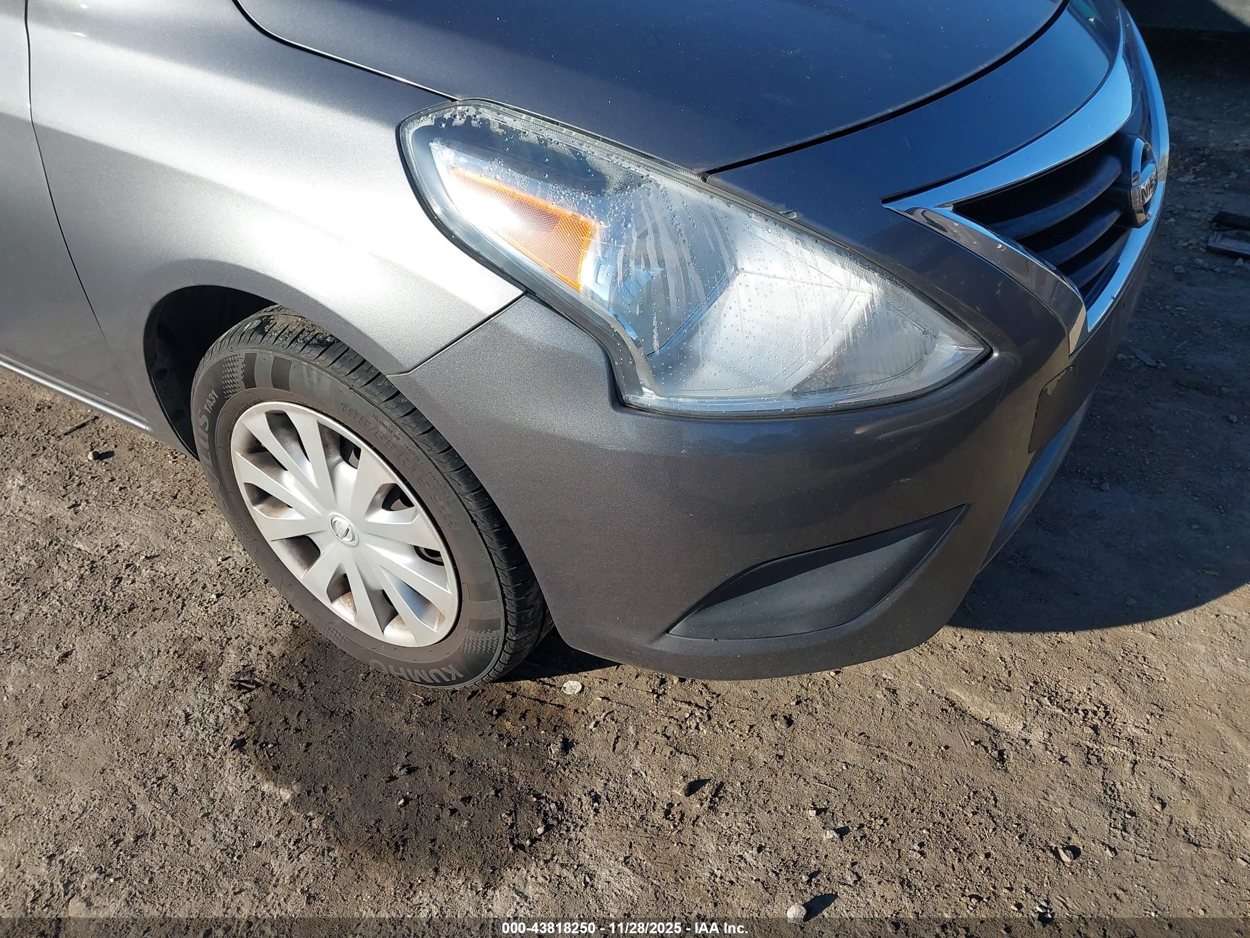 NISSAN VERSA image 6