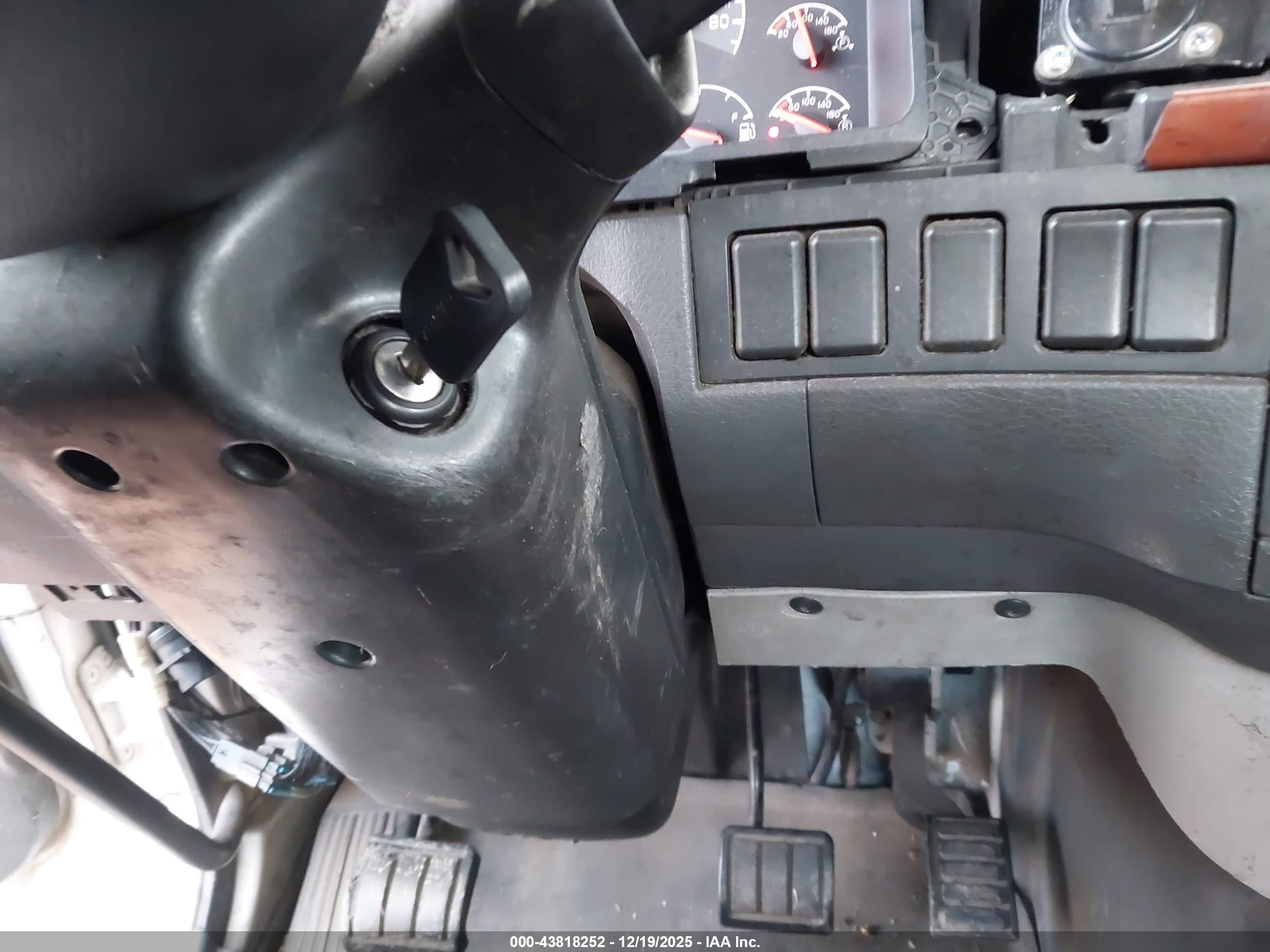 VOLVO VN image 11