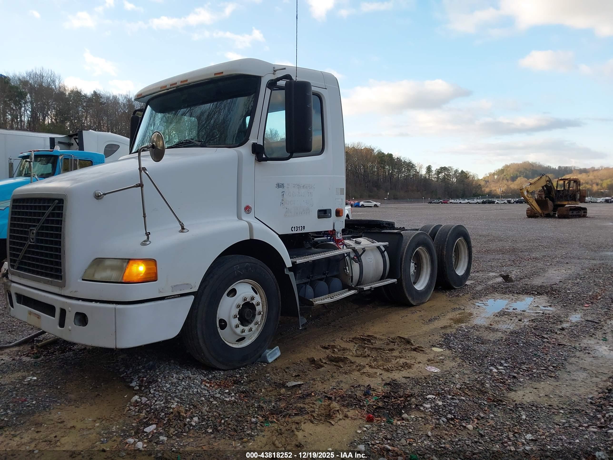 VOLVO VN image 2