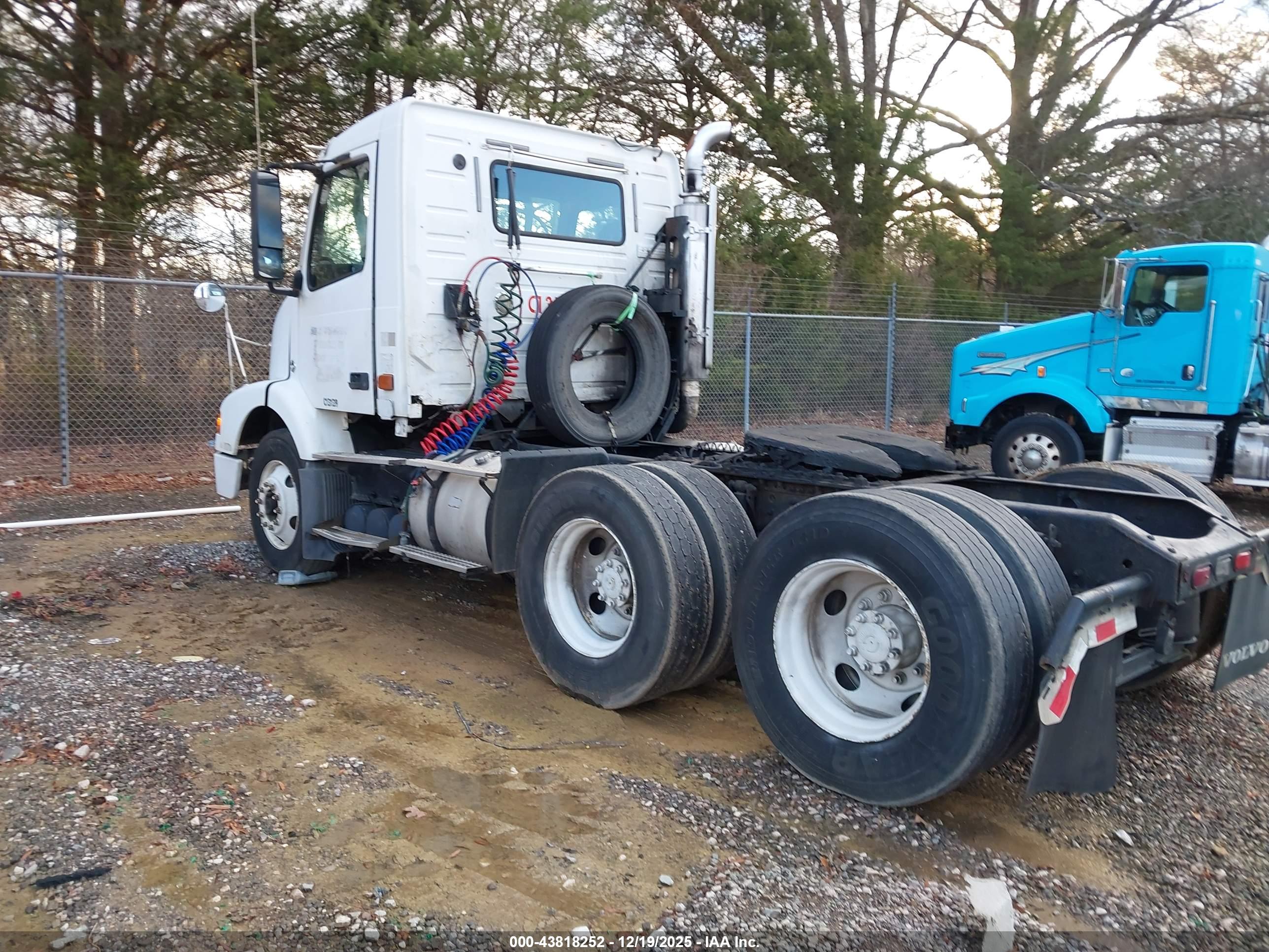 VOLVO VN image 3