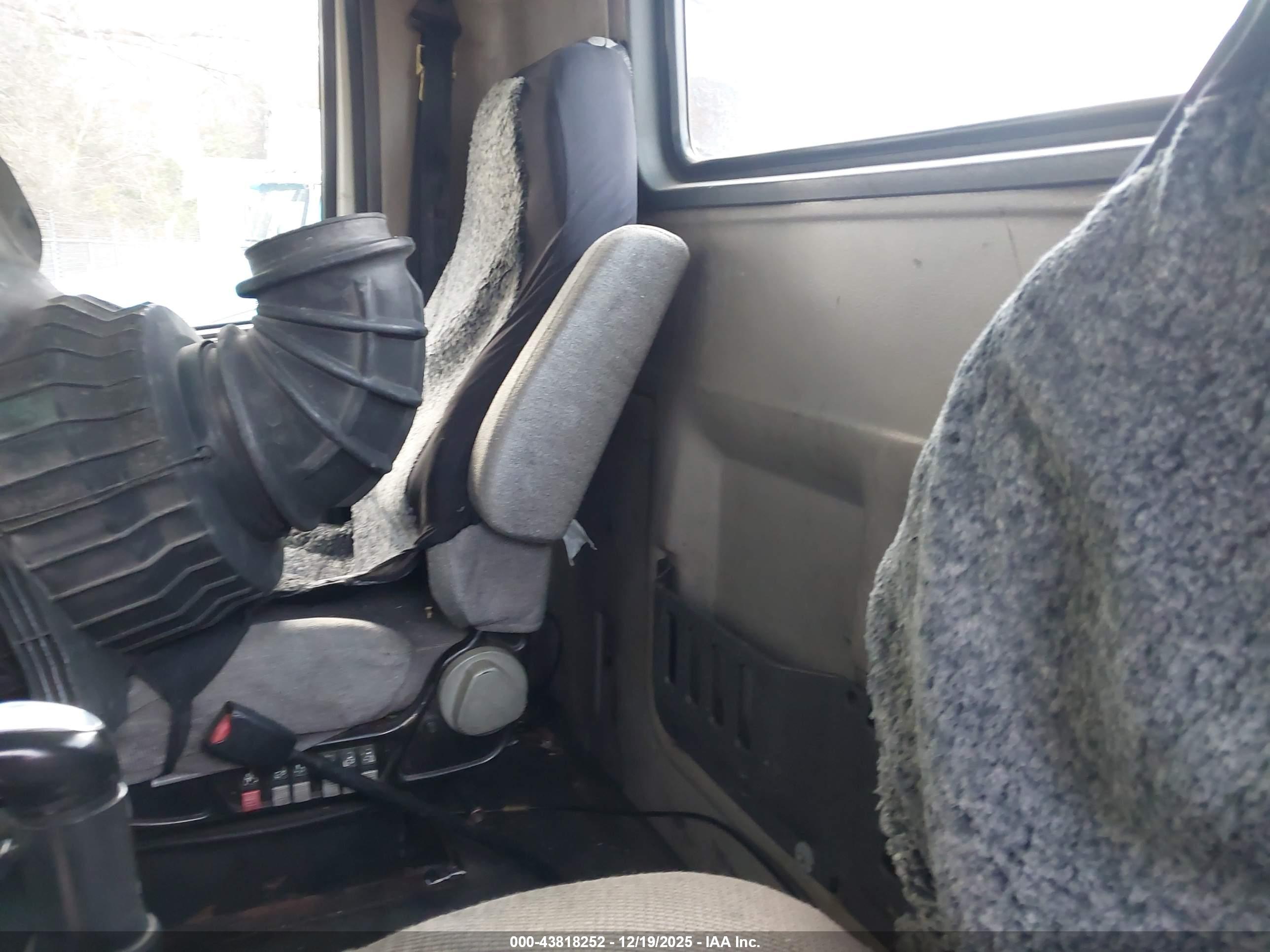 VOLVO VN image 8