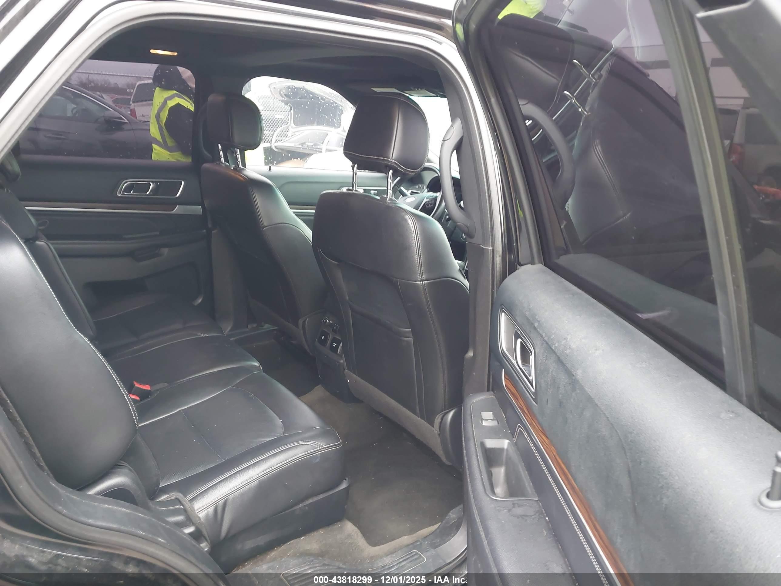 FORD EXPLORER image 8