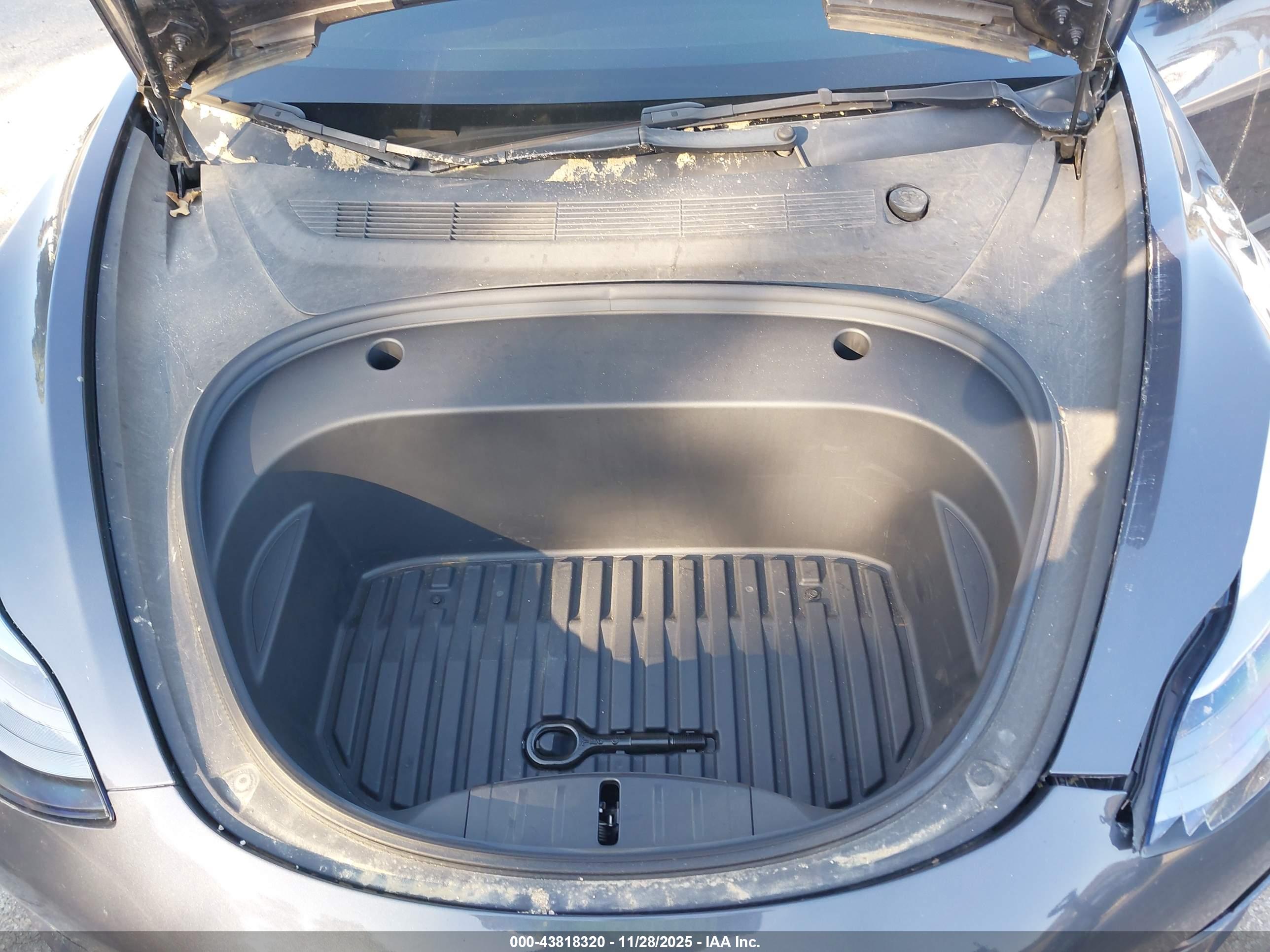 TESLA MODEL image 10