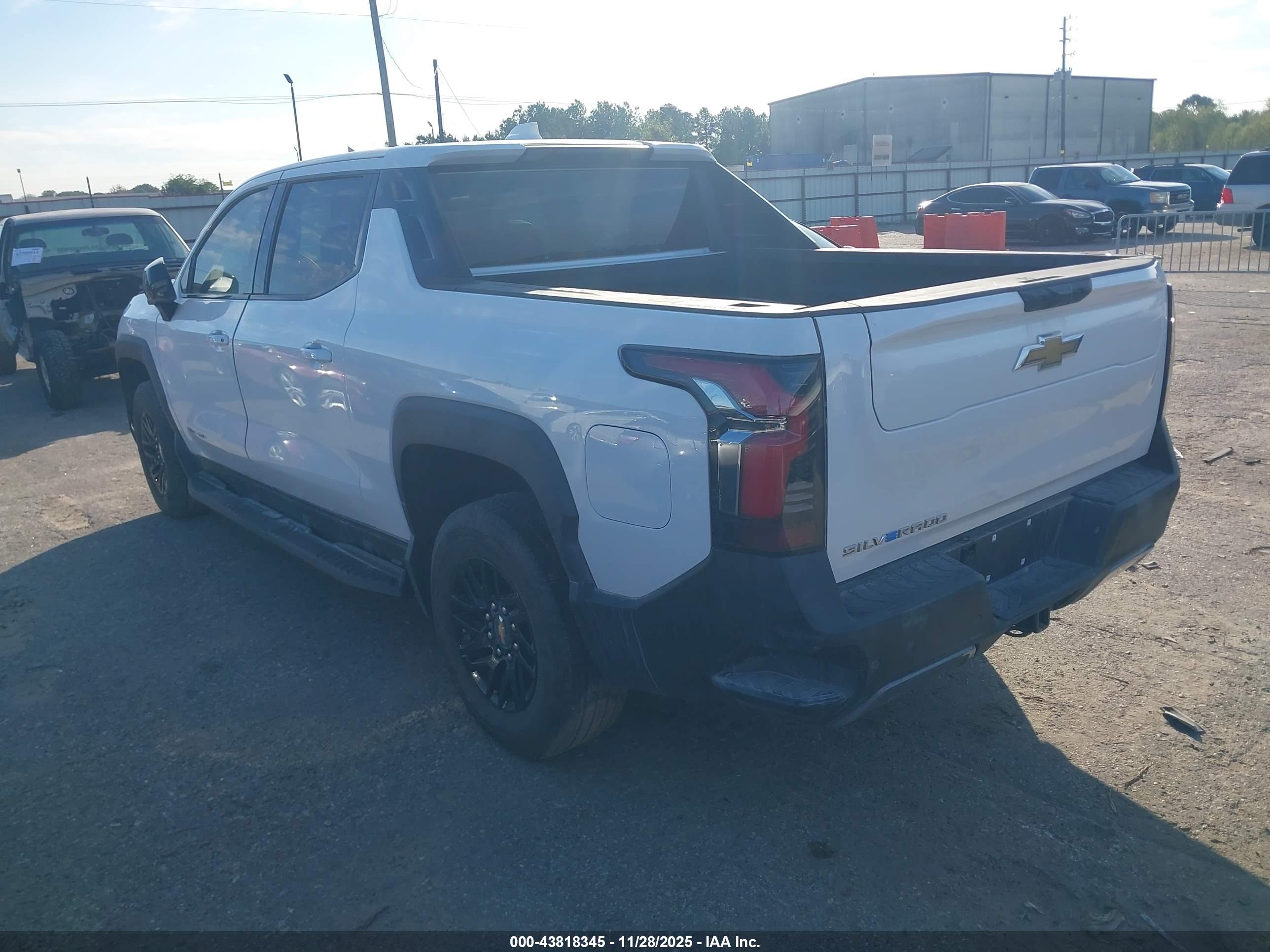 CHEVROLET SILVERADO image 3