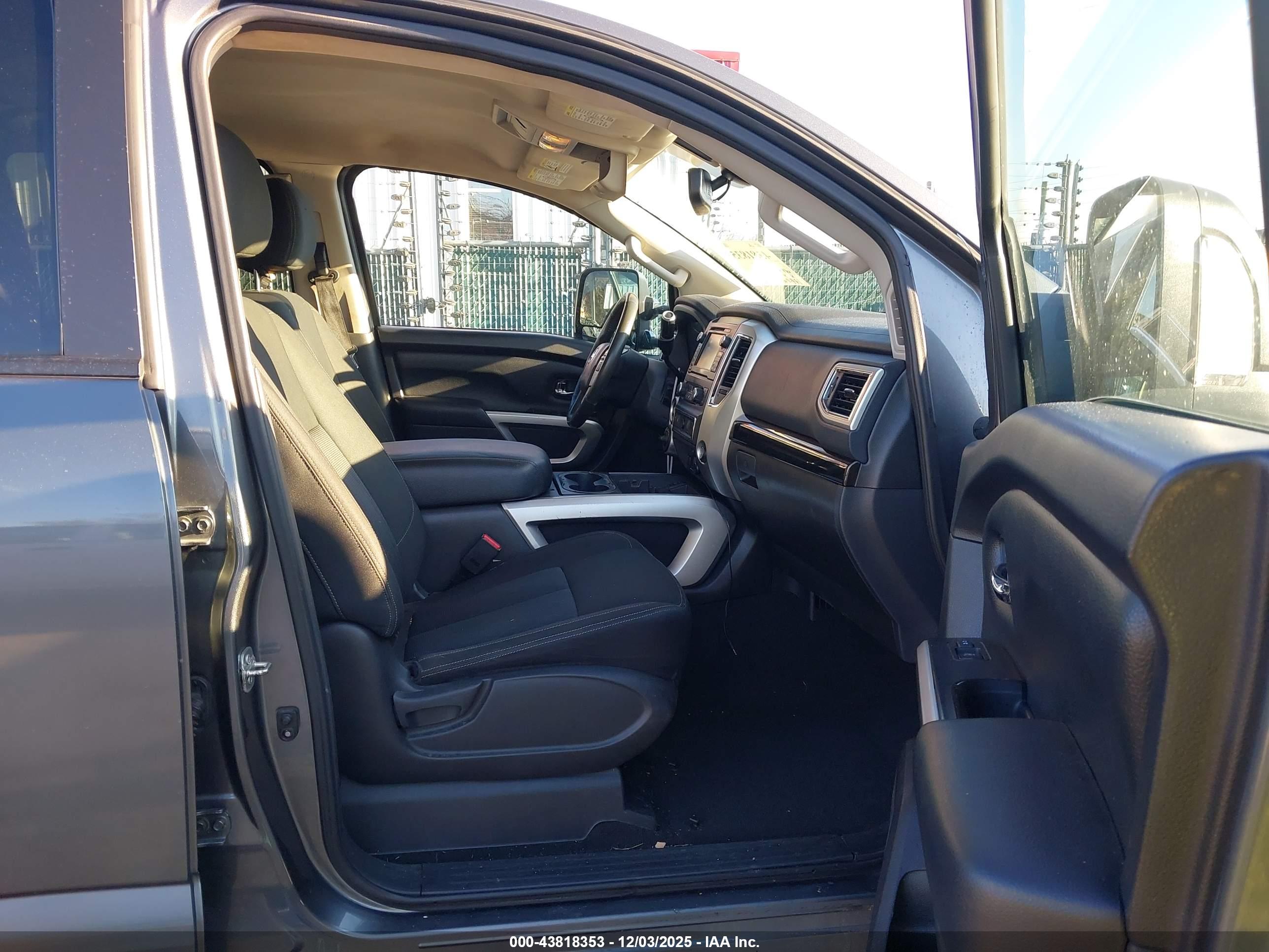NISSAN TITAN image 5