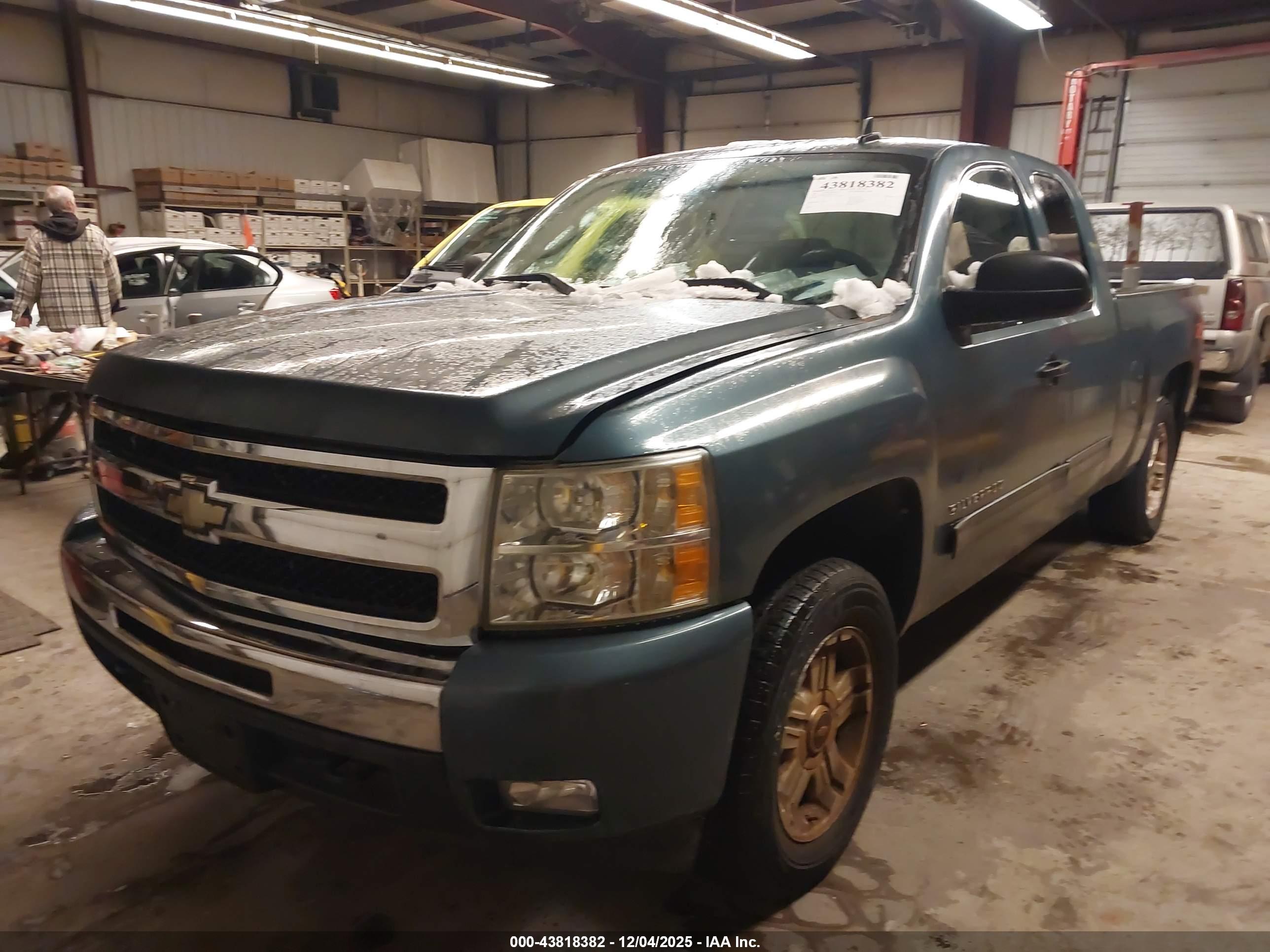 CHEVROLET SILVERADO image 2