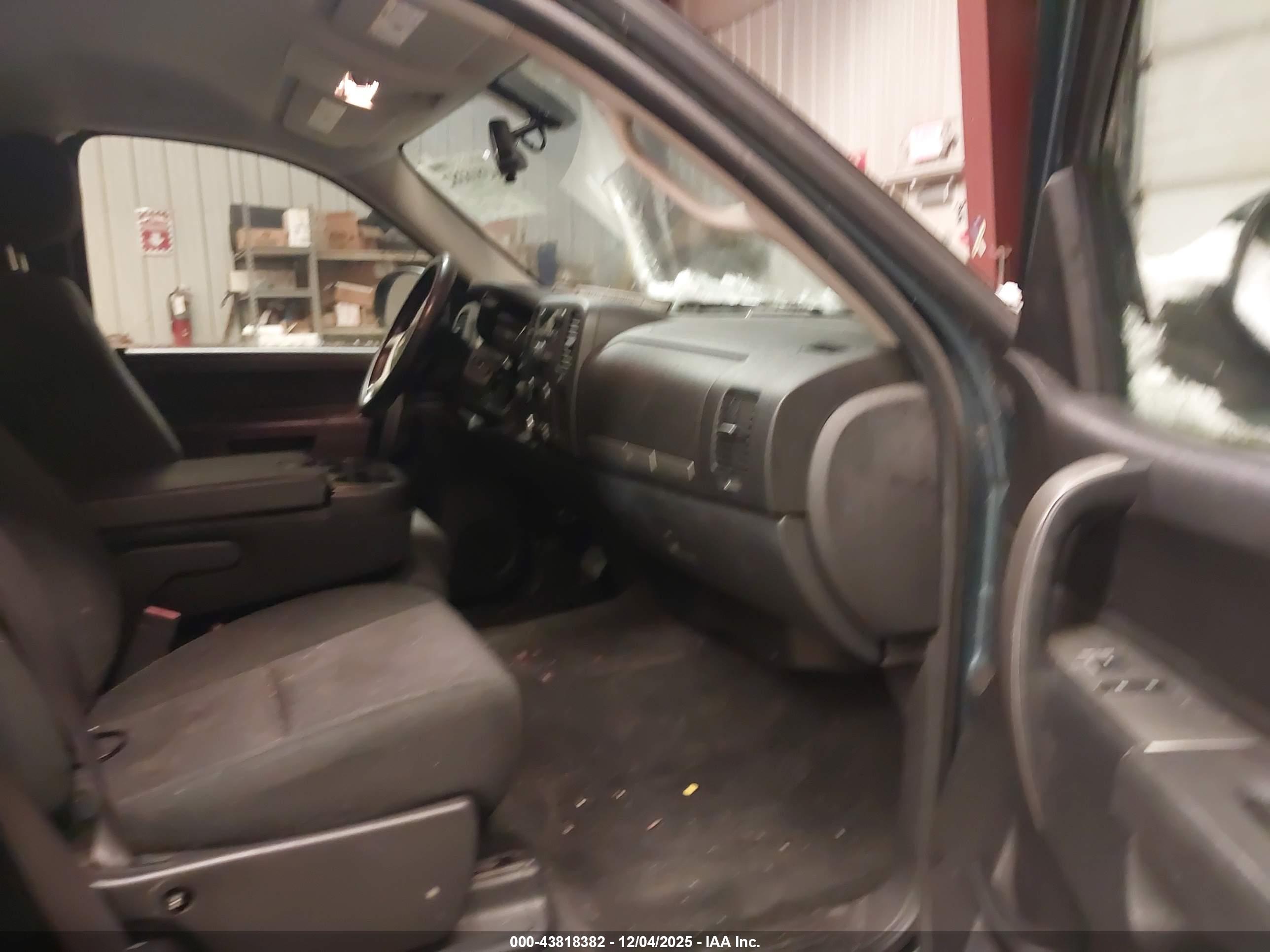 CHEVROLET SILVERADO image 5